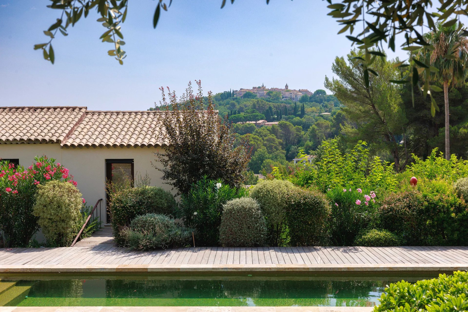 MOUGINS - Élegante bastide renovée de 1887  – Quartier résidentiel au calme à proximité des commerces