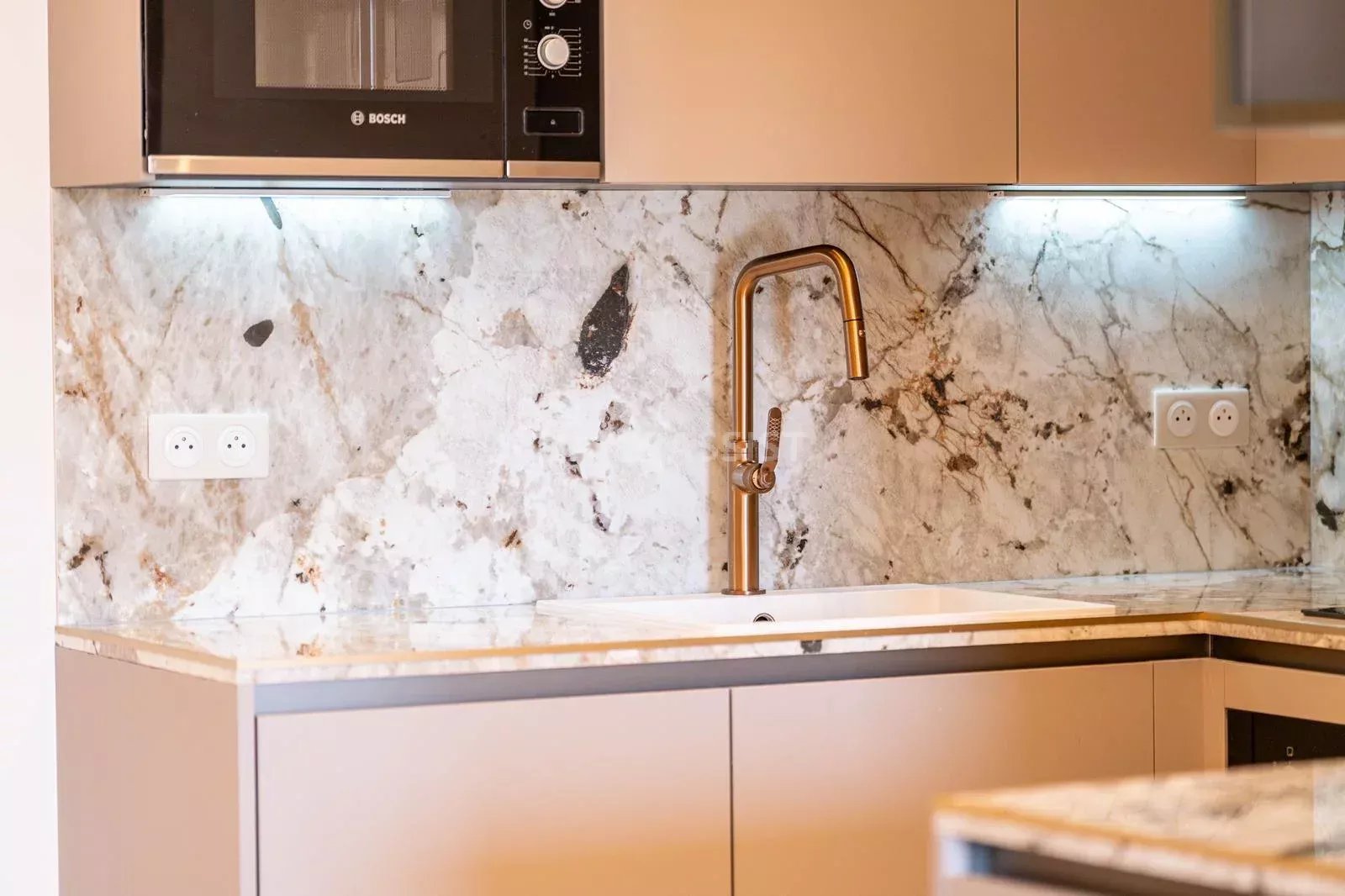À LOUER – CANNES CROISETTE Appartement 3 pièces rénové avec vue mer – 75 m²