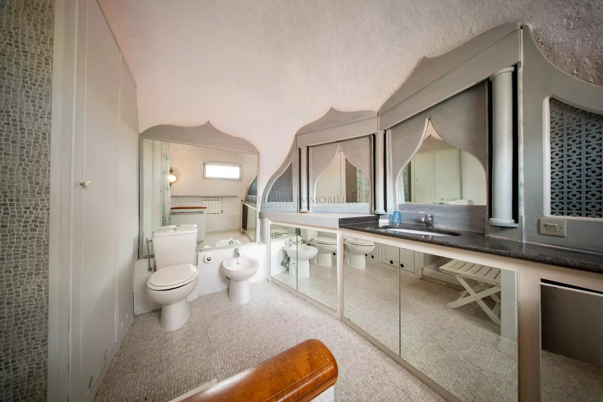APPARTEMENT ATYPIQUE 3 PIÈCES EN DUPLEX – PISCINE – GARDIEN