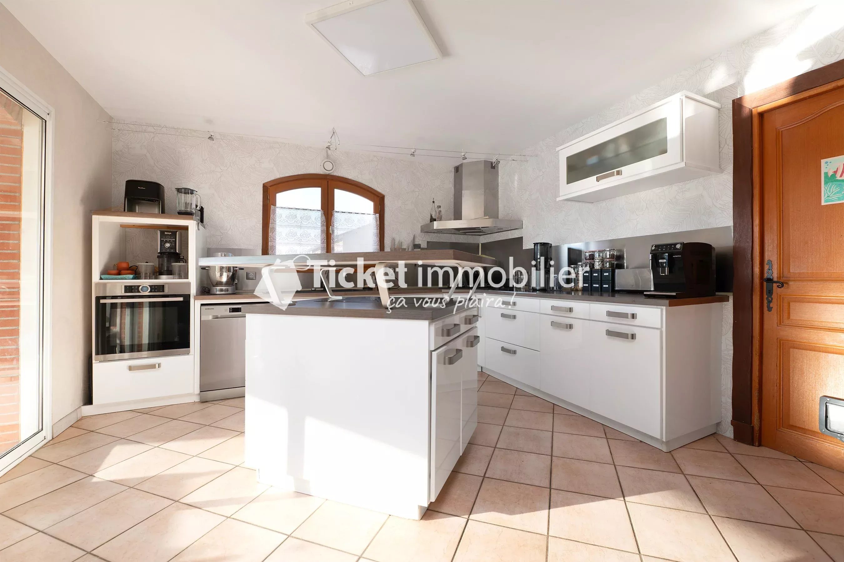 VILLA T6 215m2 TERRAIN 5558m2 CONSTRUCTIBLE, PISCINE AU SEL LINER NEUF, AQUATHERMIE 2 PUITS, 4KW PANNEAUX, DOUBLE VERANDA 72m2, CHAUFFAGE SOL, CAVE A VIN, VUE PYRENEES ETC ...
