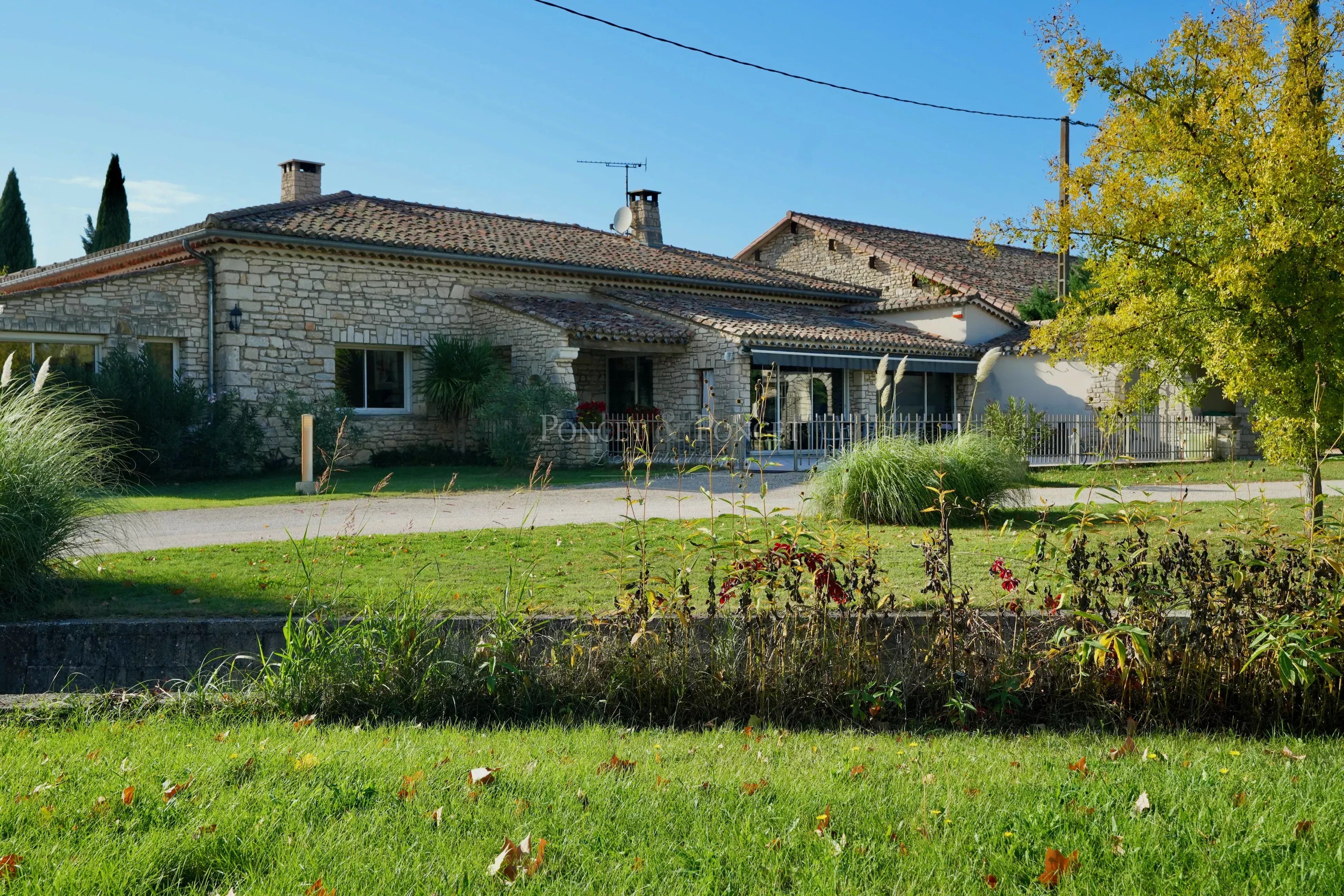 3 maisons sur une vaste propriété de 8 hectares