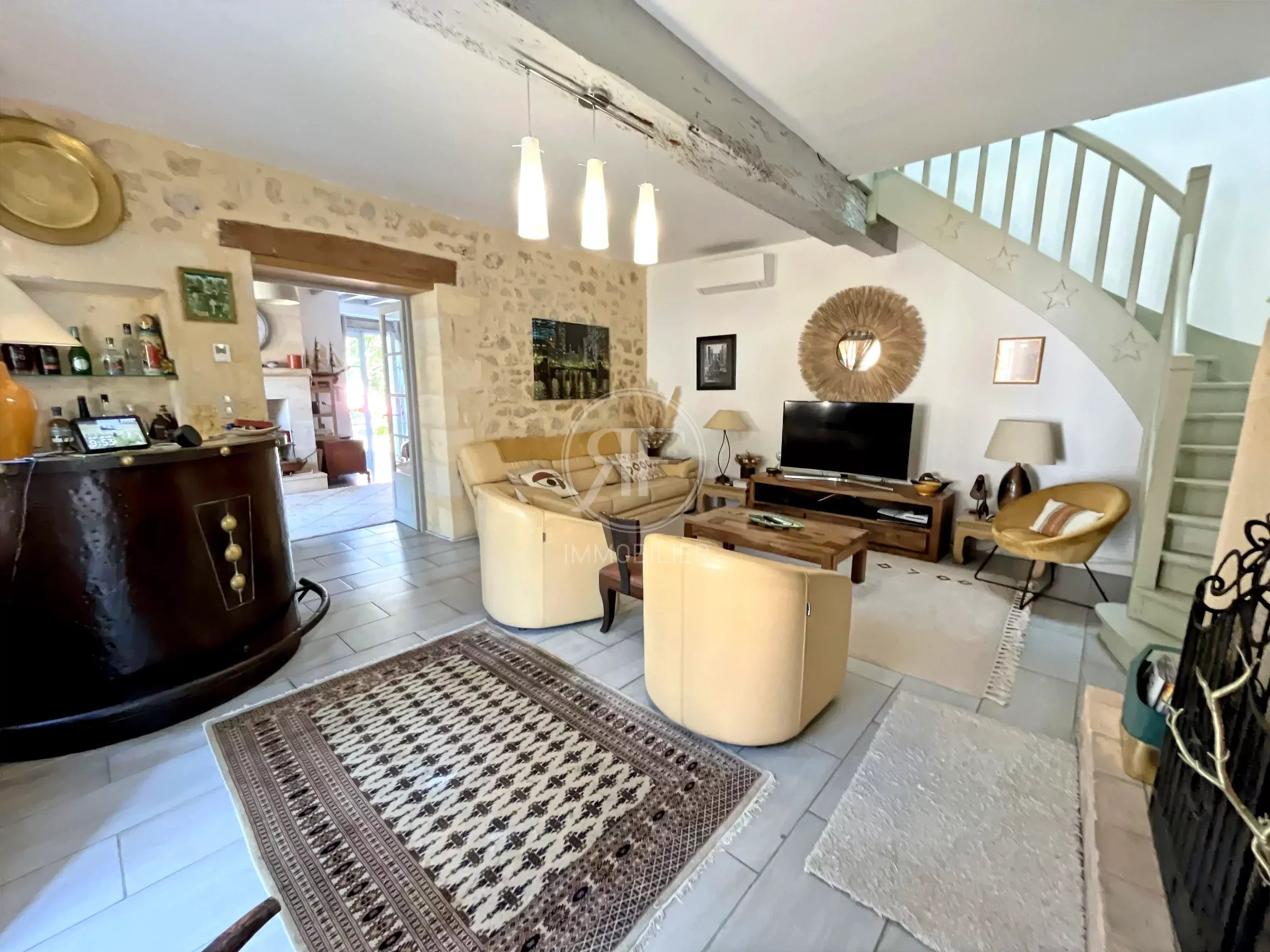 Maison familiale + dépendances avec jardin et piscine