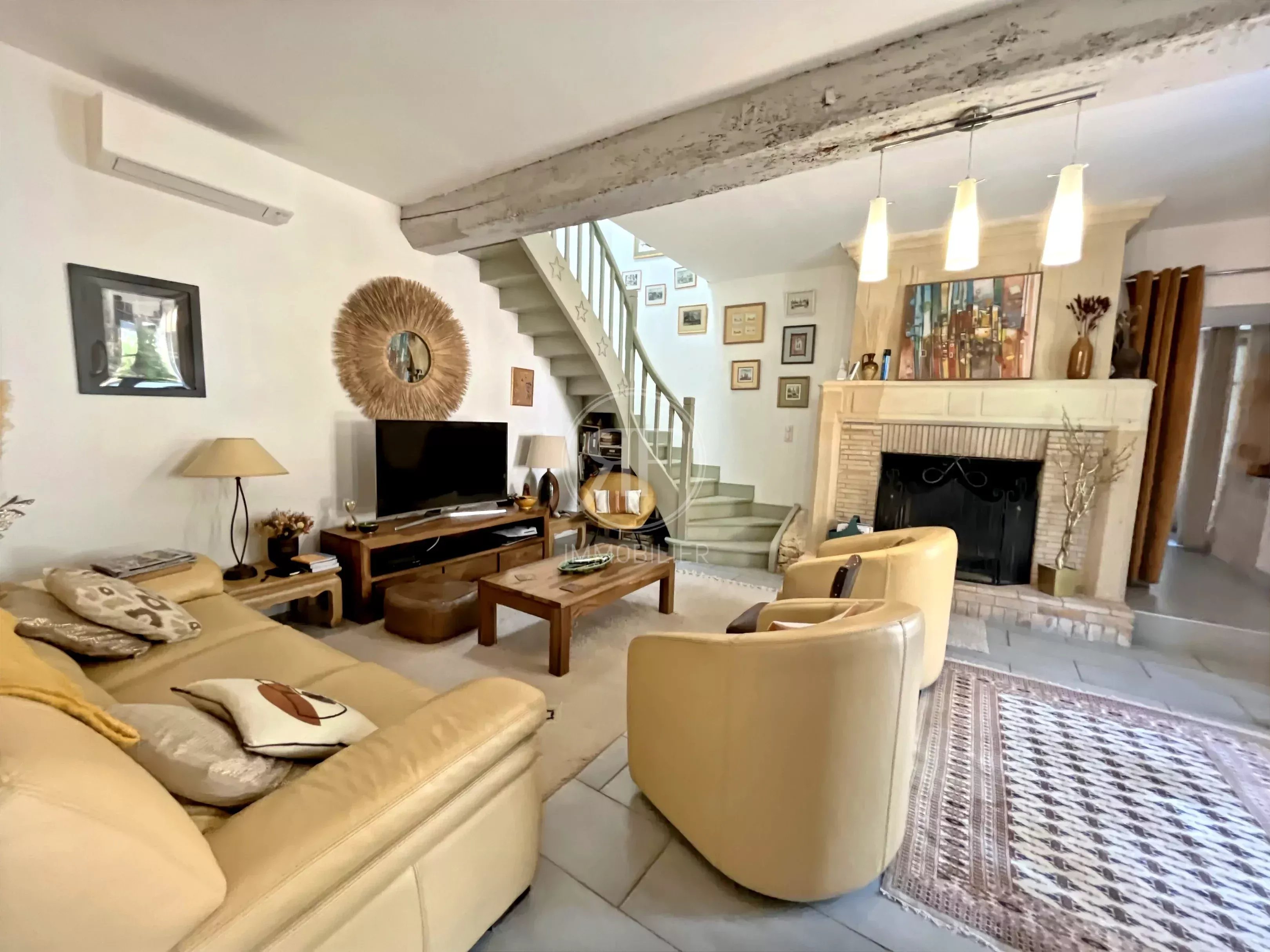 Maison familiale + dépendances avec jardin et piscine
