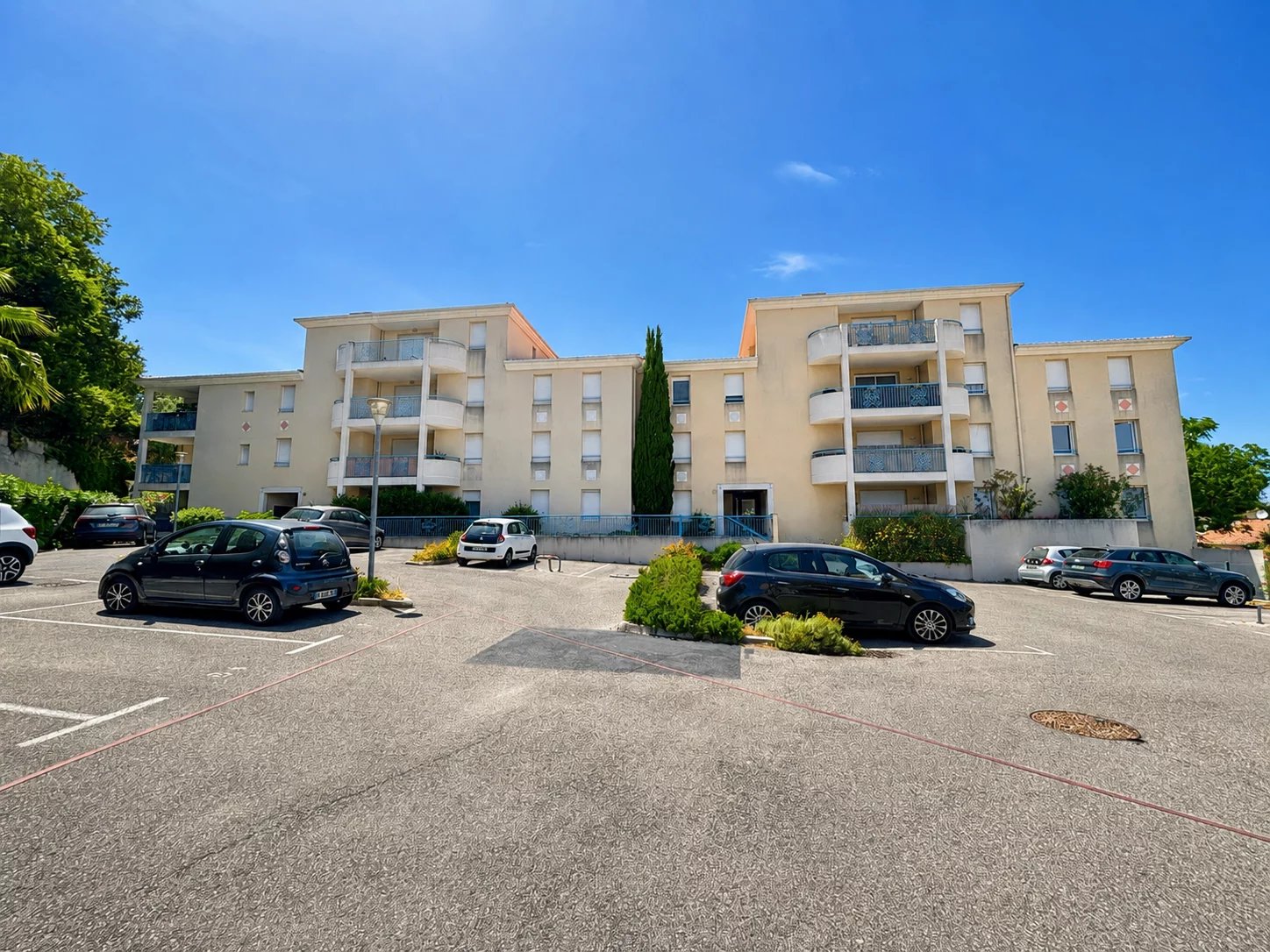 HYÈRES, T3 standing au calme d'une impasse, terrasse, place parking et garage
