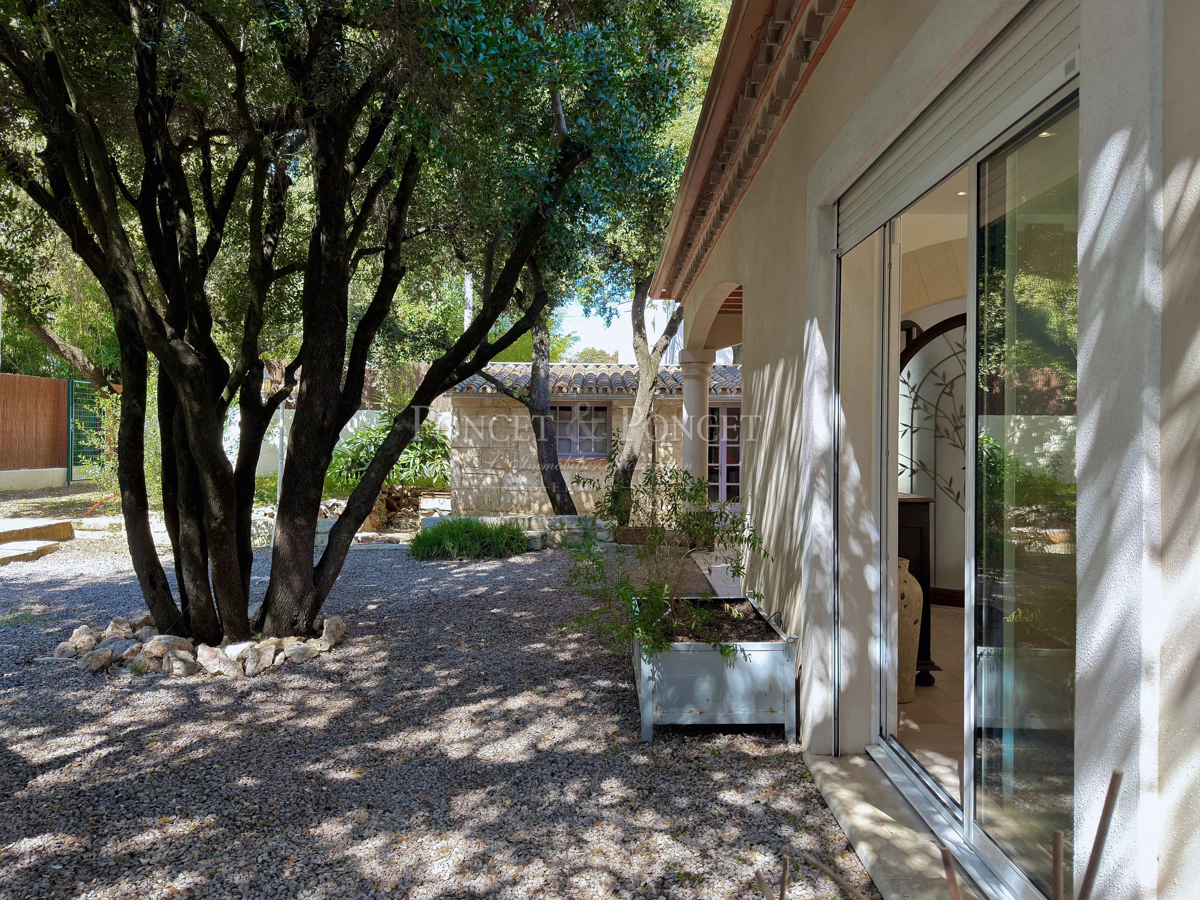 Villa récente rénovée avec élégance.