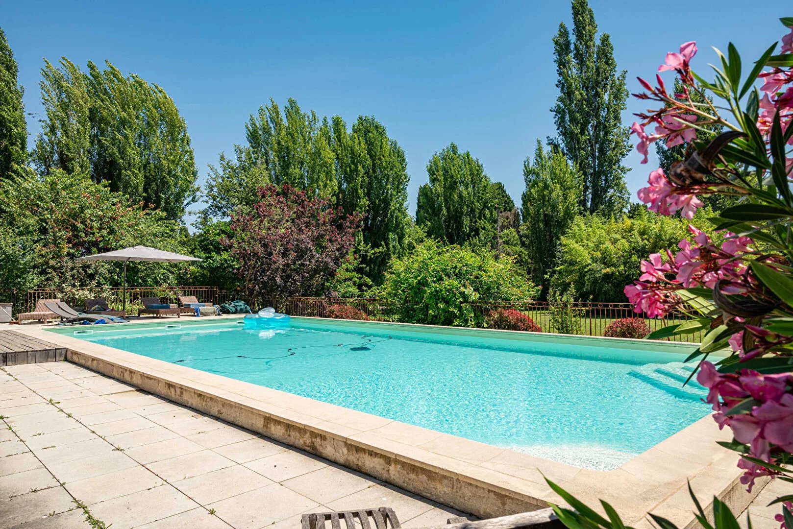 Demeure de prestige secteur Eygalières- environ 750m2 - Terrain  11hectares.