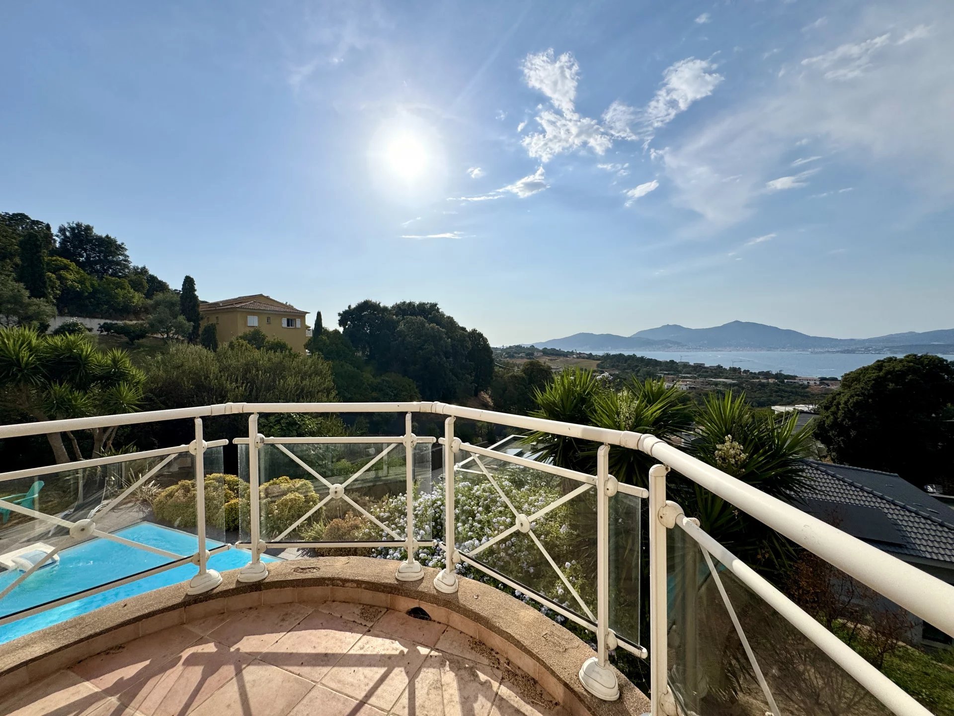 PORTICCIO – VILLA AVEC PISCINE ET VUE PANORAMIQUE SUR LE GOLFE D’AJACCIO