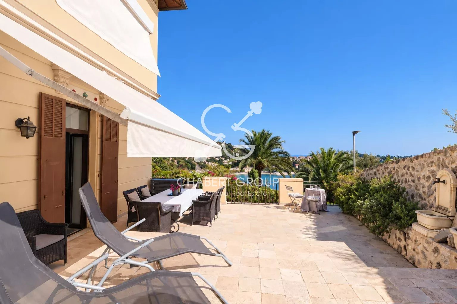 VILLEFRANCHE-SUR-MER – APPARTEMENT – 4 PIÈCES – 85 M² – TERRASSE DE 95 M² – STUDIO INDÉPENDANT DE 33 M² - GARAGE