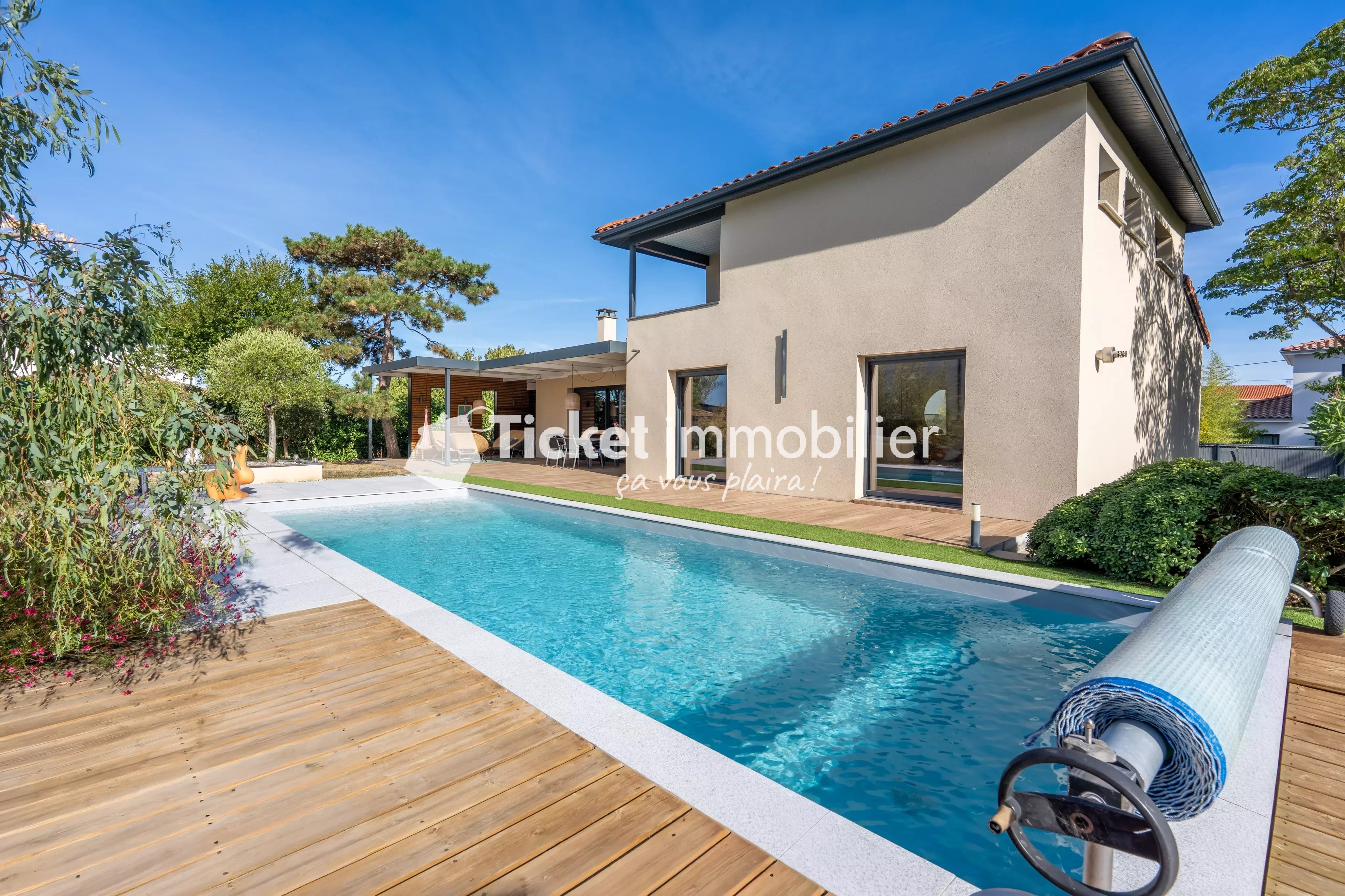 Villa 7 pièces de 304,16m2 avec piscine, carport hors couloir aérien