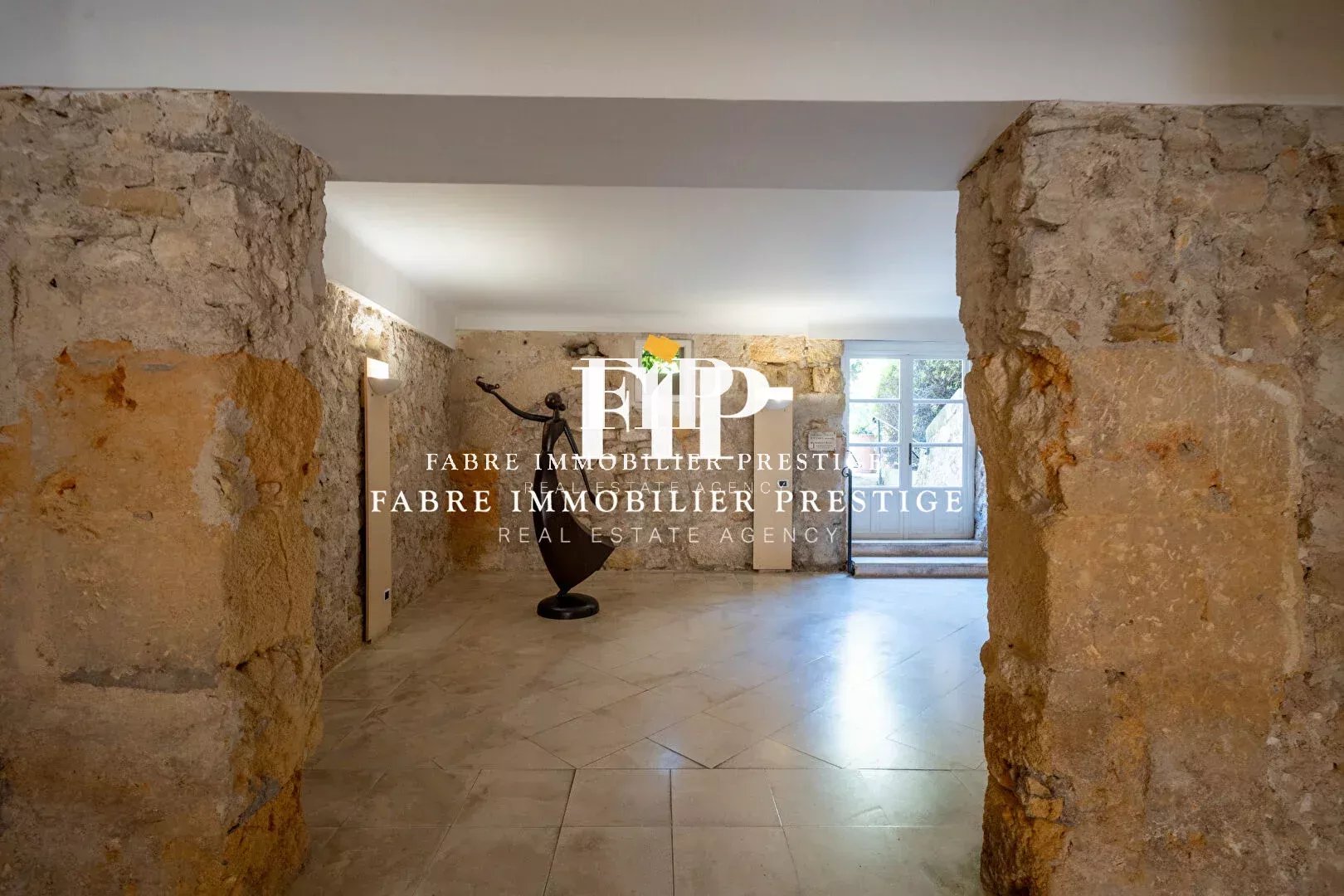 Centre historique d' Aix-en-Provence : Appartement de standing  de 223m2 avec ascenseur et parking souterrain.