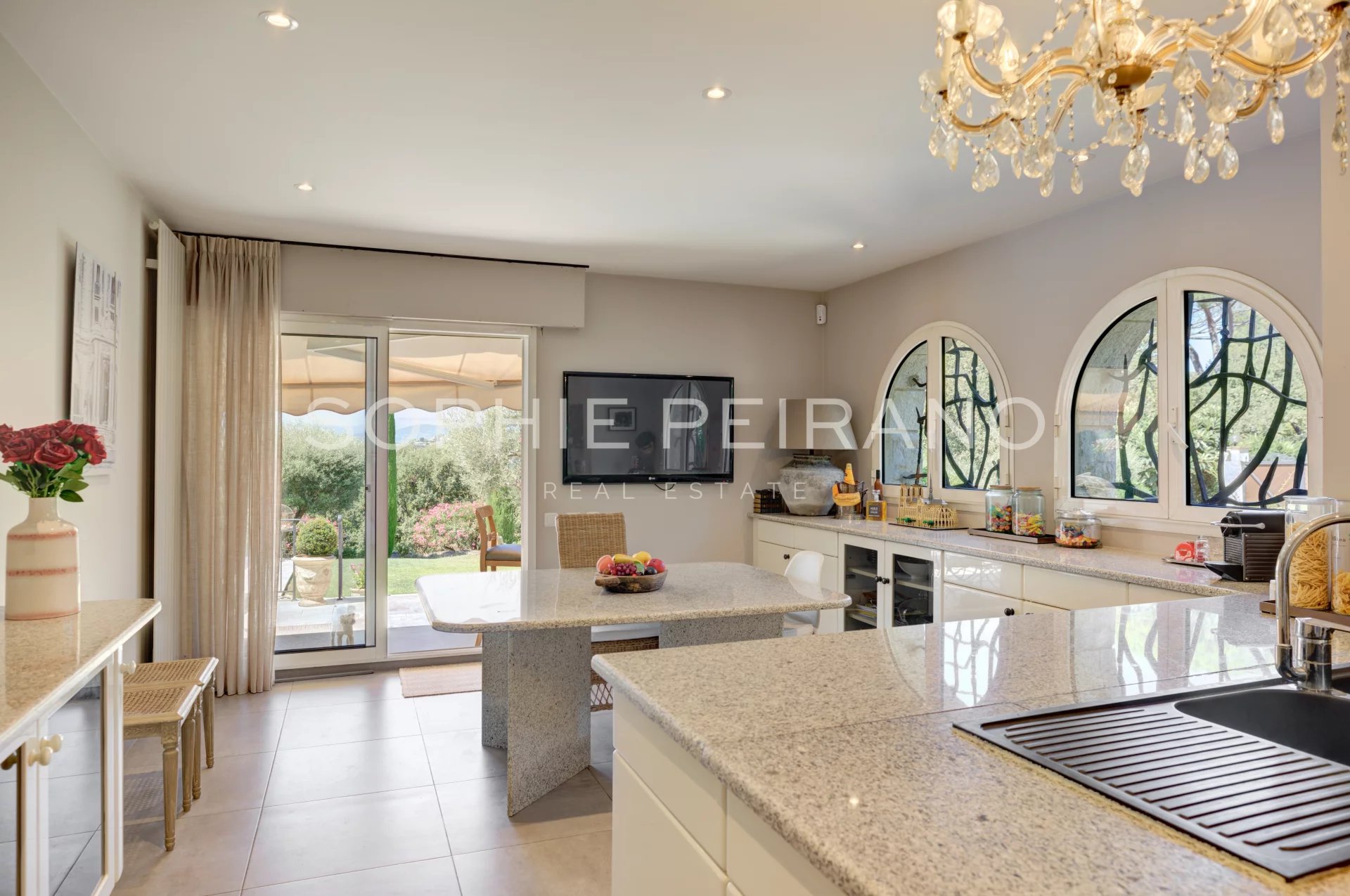 EXCLUSIVITÉ - VILLA NÉO-PROVENÇALE AVEC PISCINE