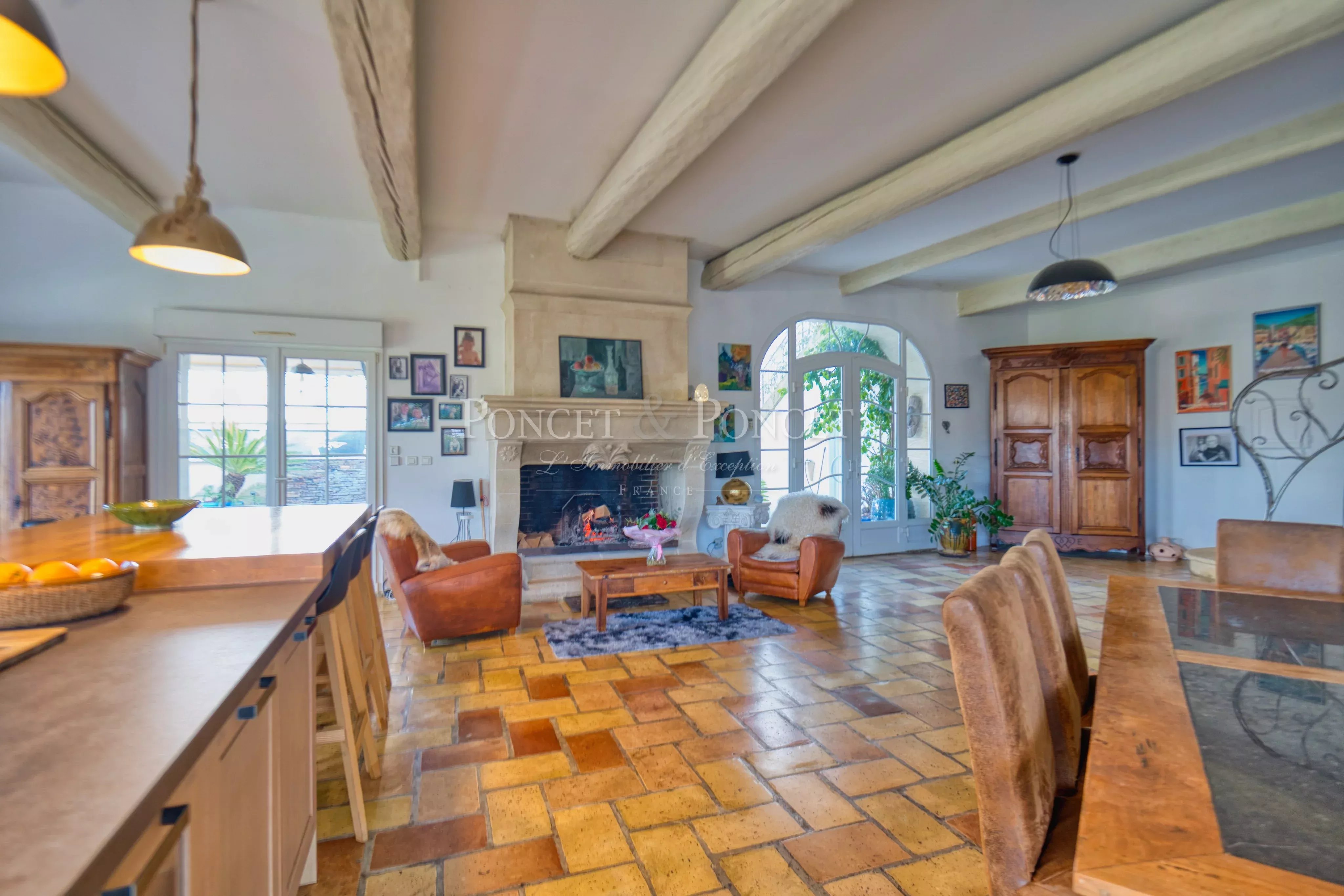 Maison en plein coeur du village avec vue dominante
