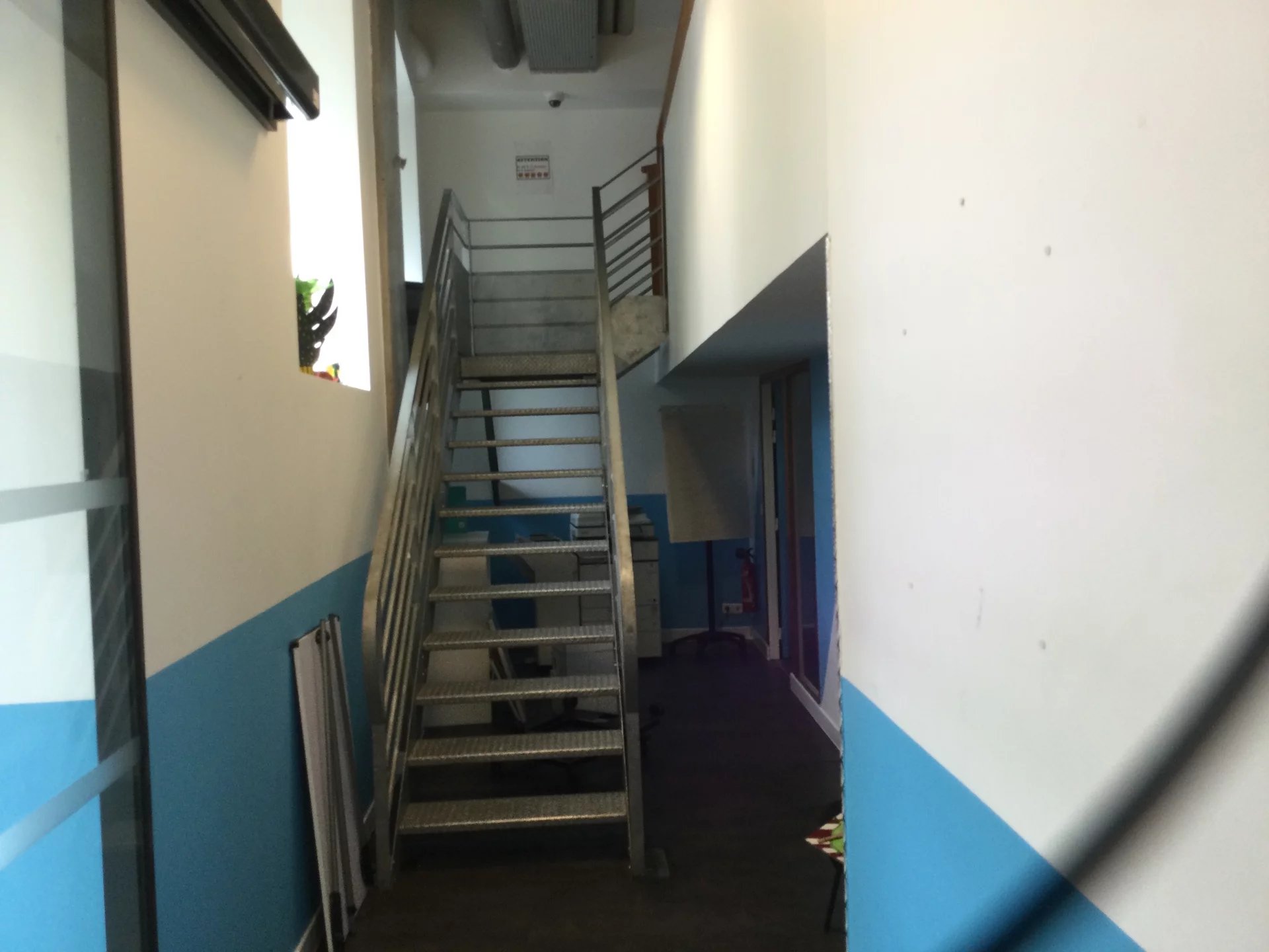 EXCLUSIVITÉ - IMMEUBLE 1 500 M² AVEC 6 PARKINGS