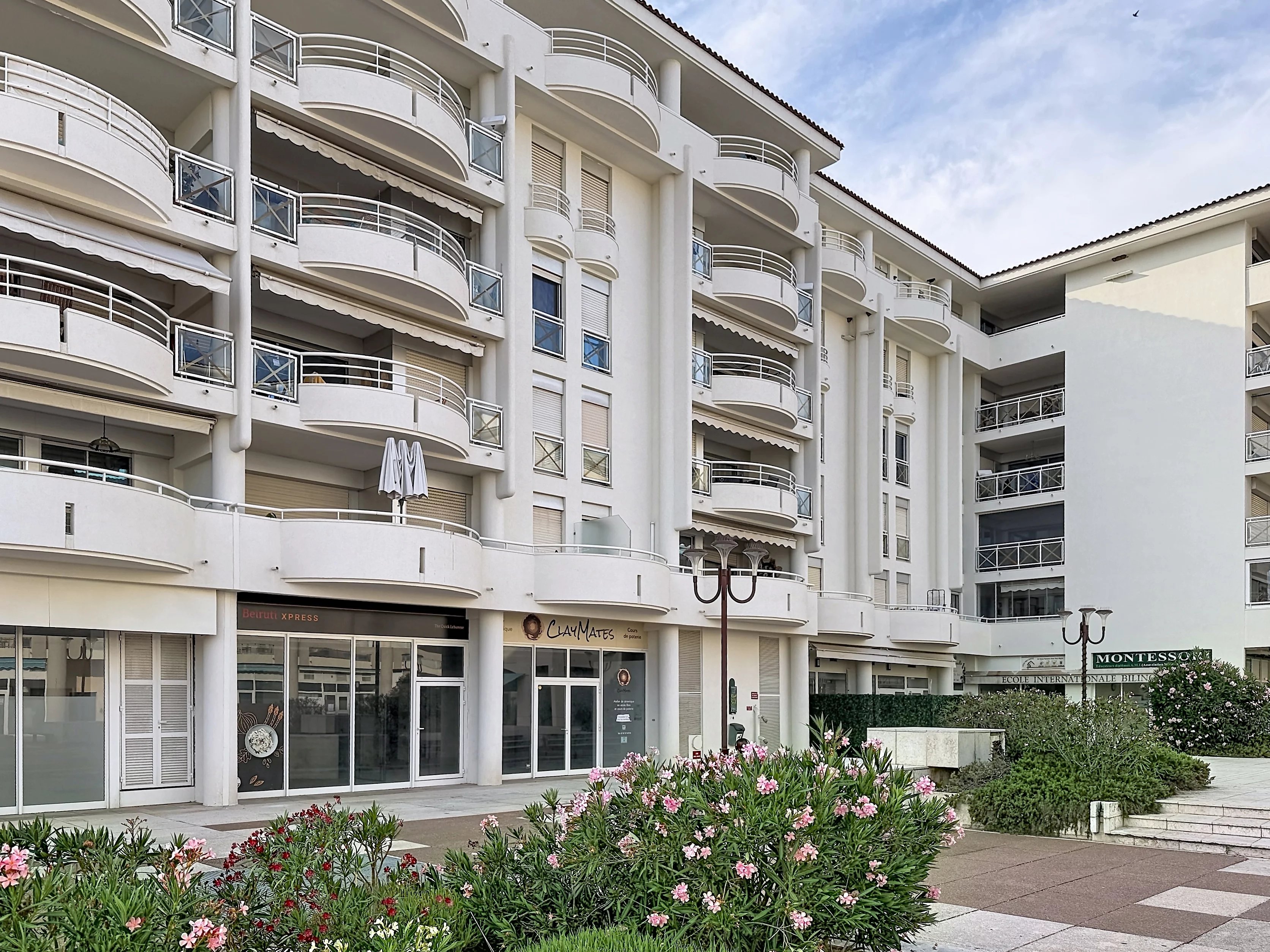 JUAN LES PINS - ENSEMBLE DE DEUX APPARTEMENTS – 102M2 - PISCINE PARC