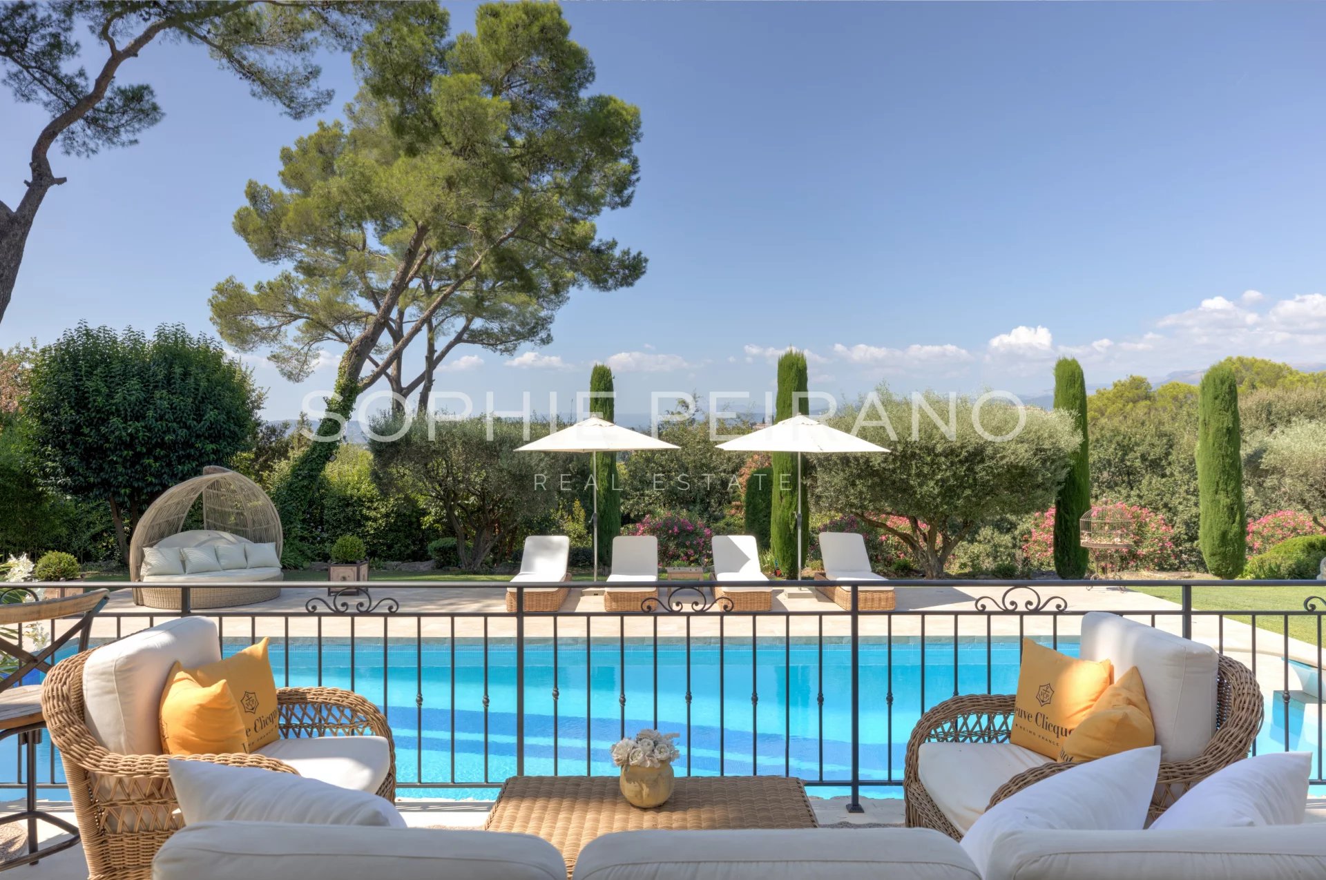 EXCLUSIVITÉ - VILLA NÉO-PROVENÇALE AVEC PISCINE