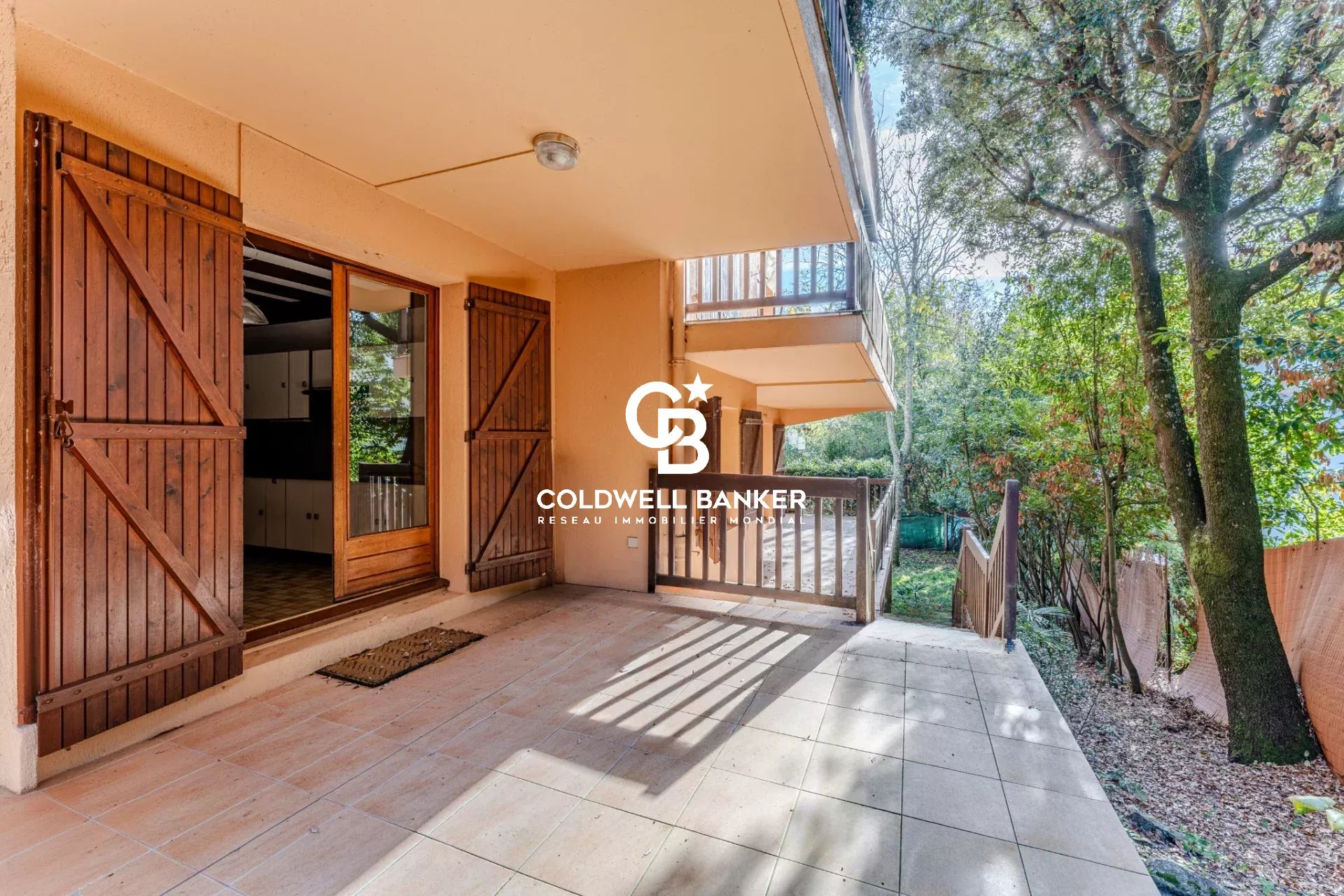 Guesthouse Opportunity – Triplex with 6 Suites – Near Pereire