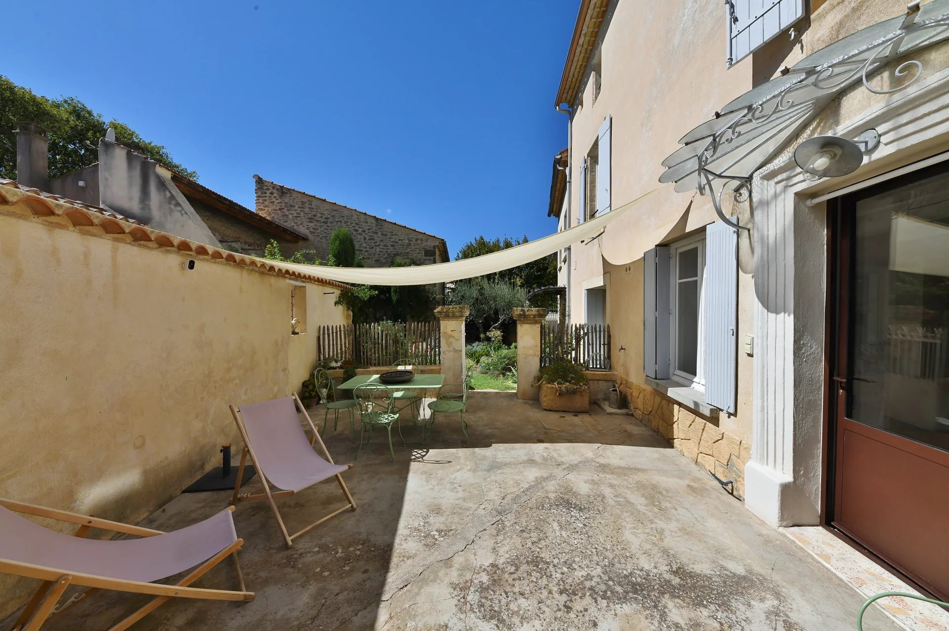 Maison de village avec jardin, bassin de nage et dépendance...
