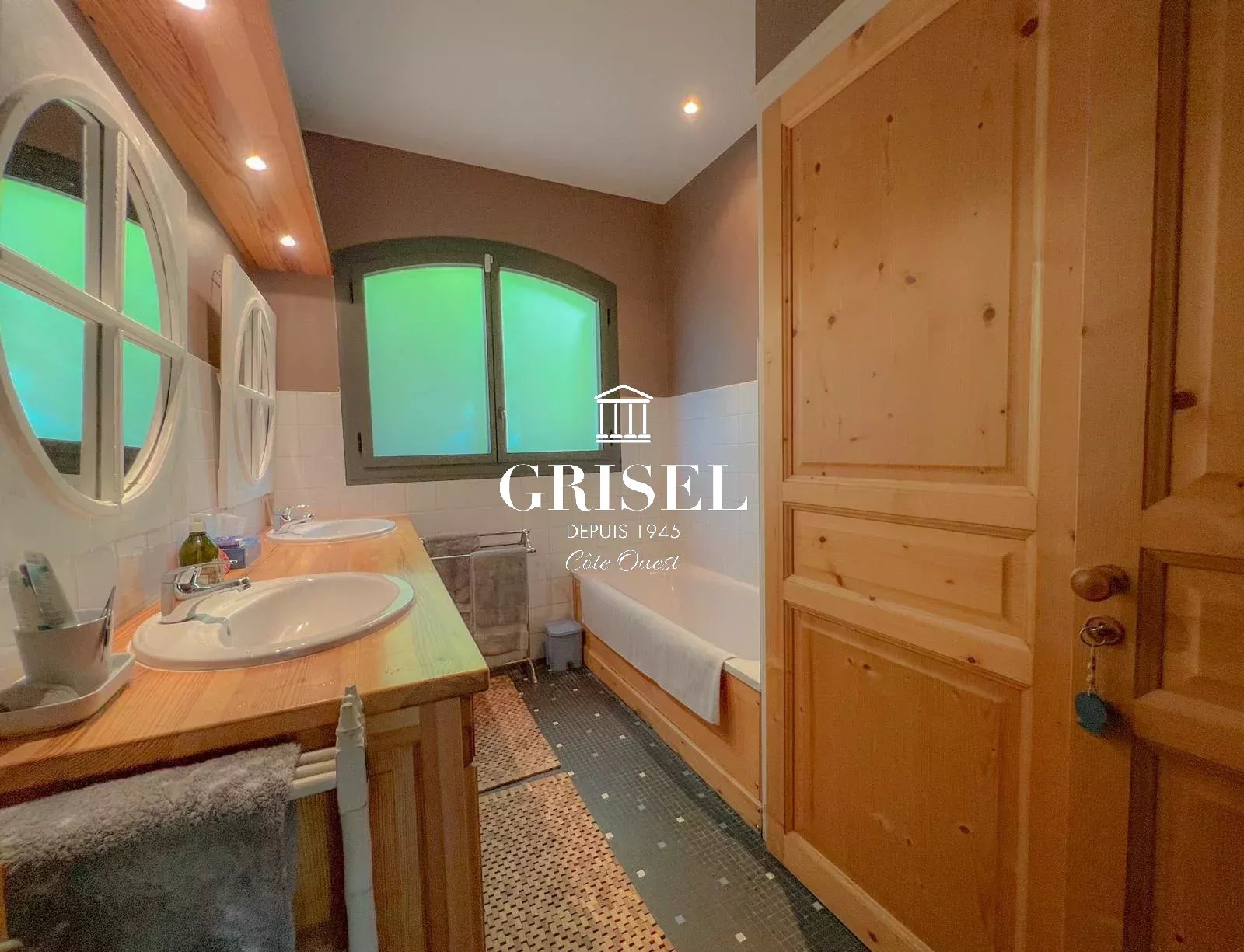 Spacious family home with pool in Petit Piquey