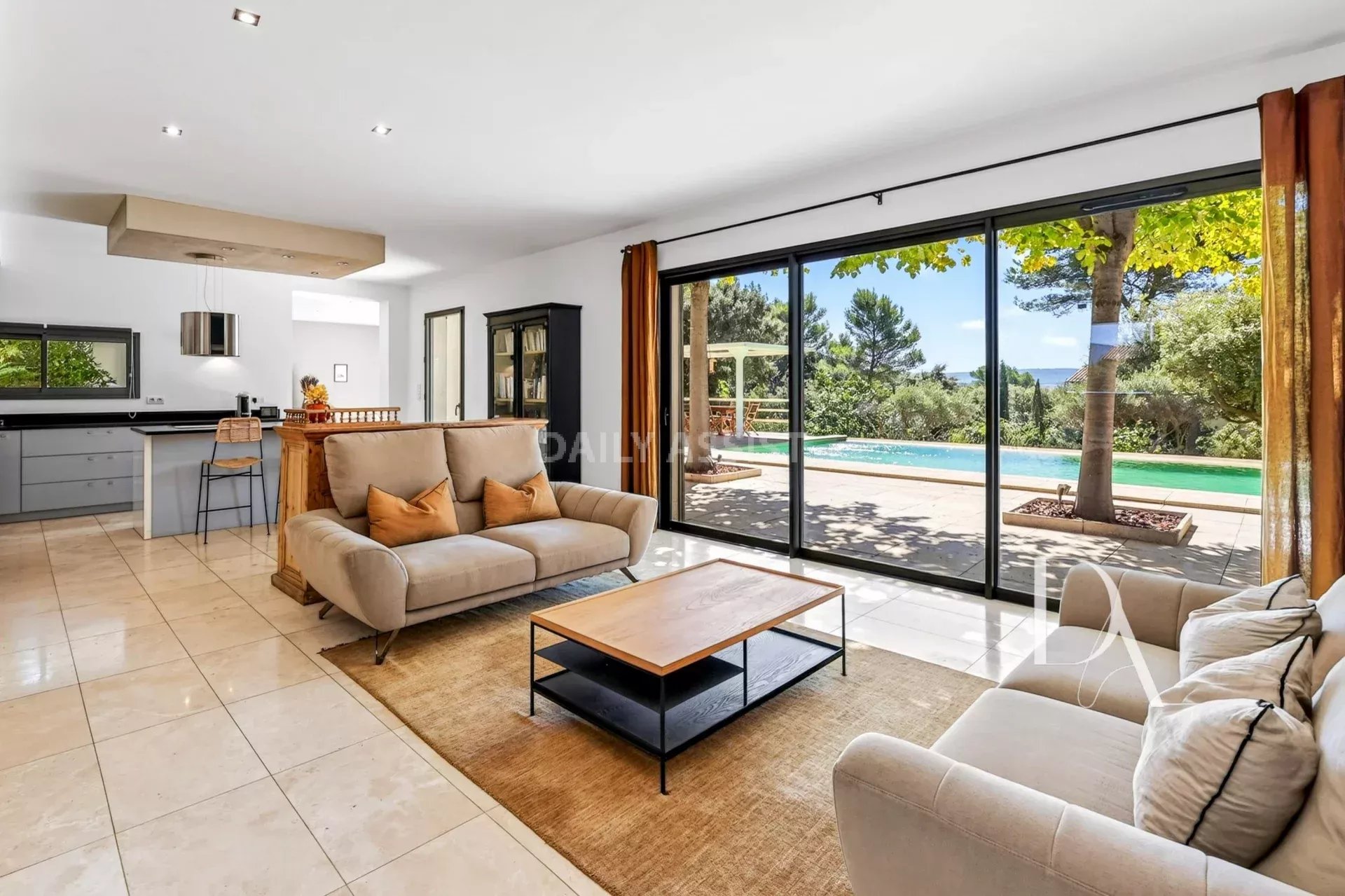 Villa contemporaine avec piscine à Saint-Marc-Jaumegarde – 214 m² au cœur d’un parc de 4 000 m²