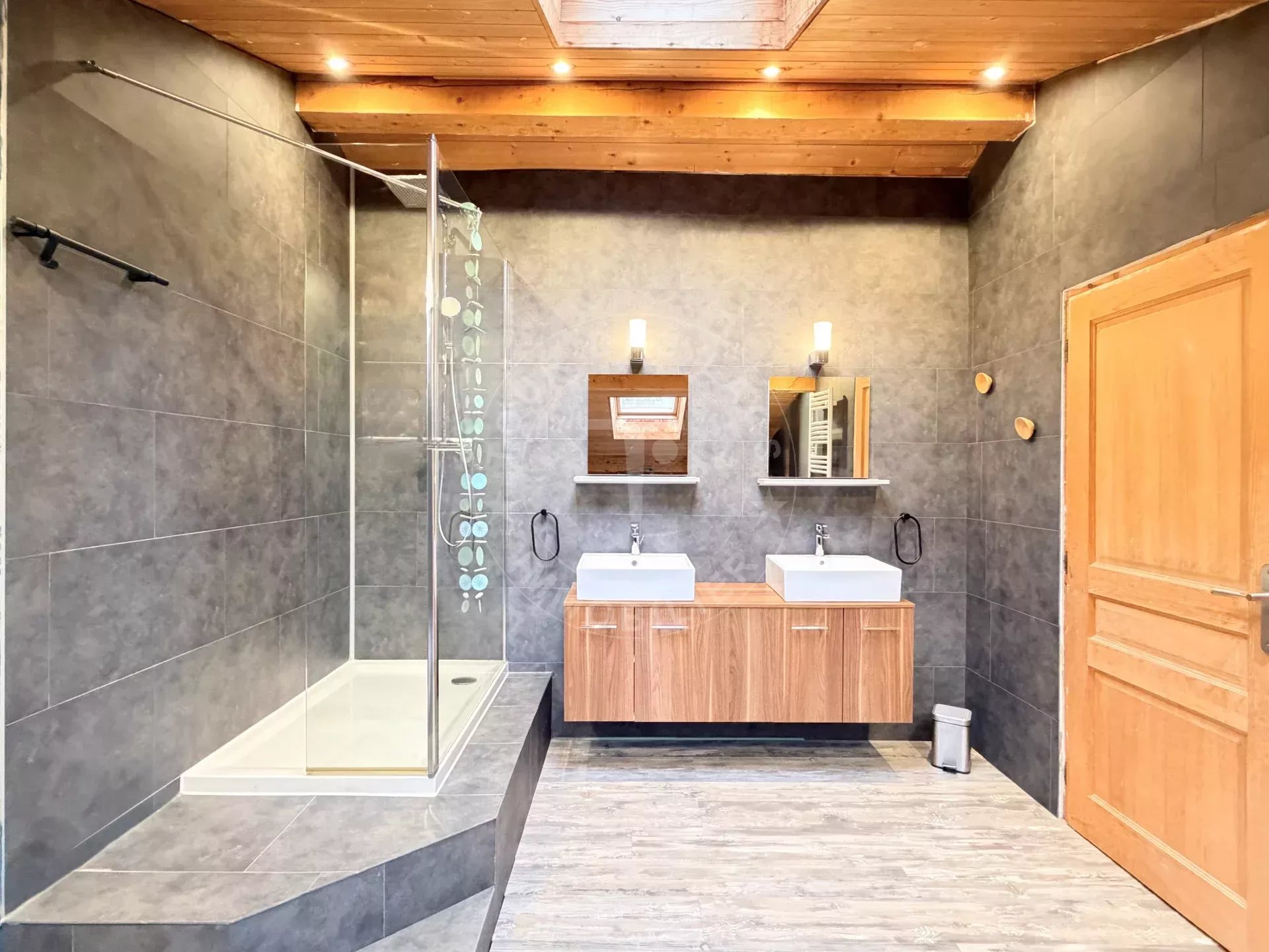 Chalet de 195 m2 habitables au calme, premières hauteurs de Thônes