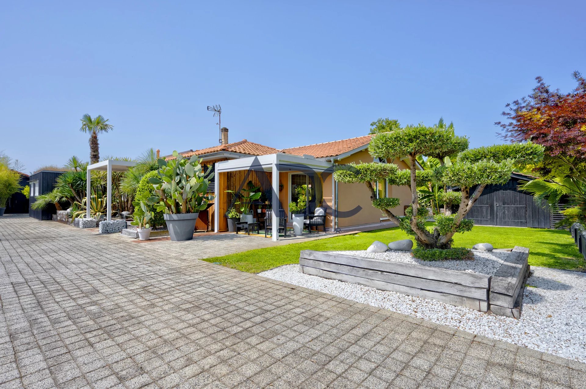MARTIGNAS SUR JALLE - PROPRIETE D’EXCEPTION 210 m2 - PISCINE JARDIN EXOTIQUE GARAGE - ELEGANCE & ART DE VIVRE AUX PORTES DE BORDEAUX