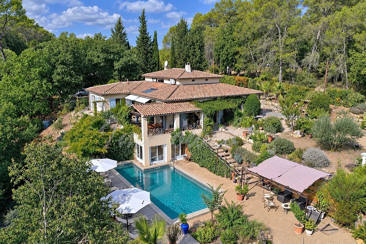 Tourrettes – Villa 220 m² avec piscine, studio indépendant et terrain de 5 840 m²