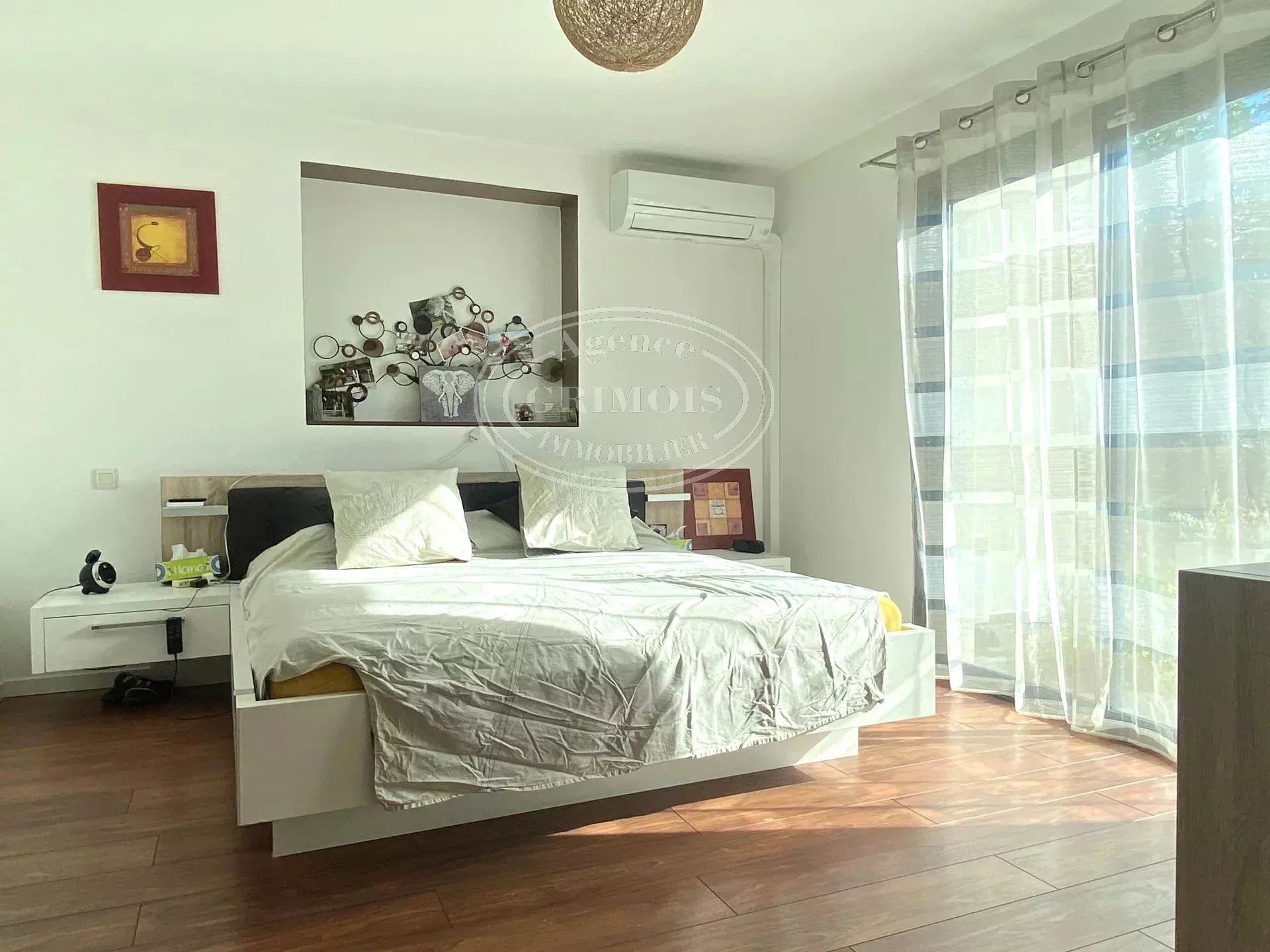 VILLA 7 PIECES 253M² AVEC PISCINE - CASTELGINEST 31780