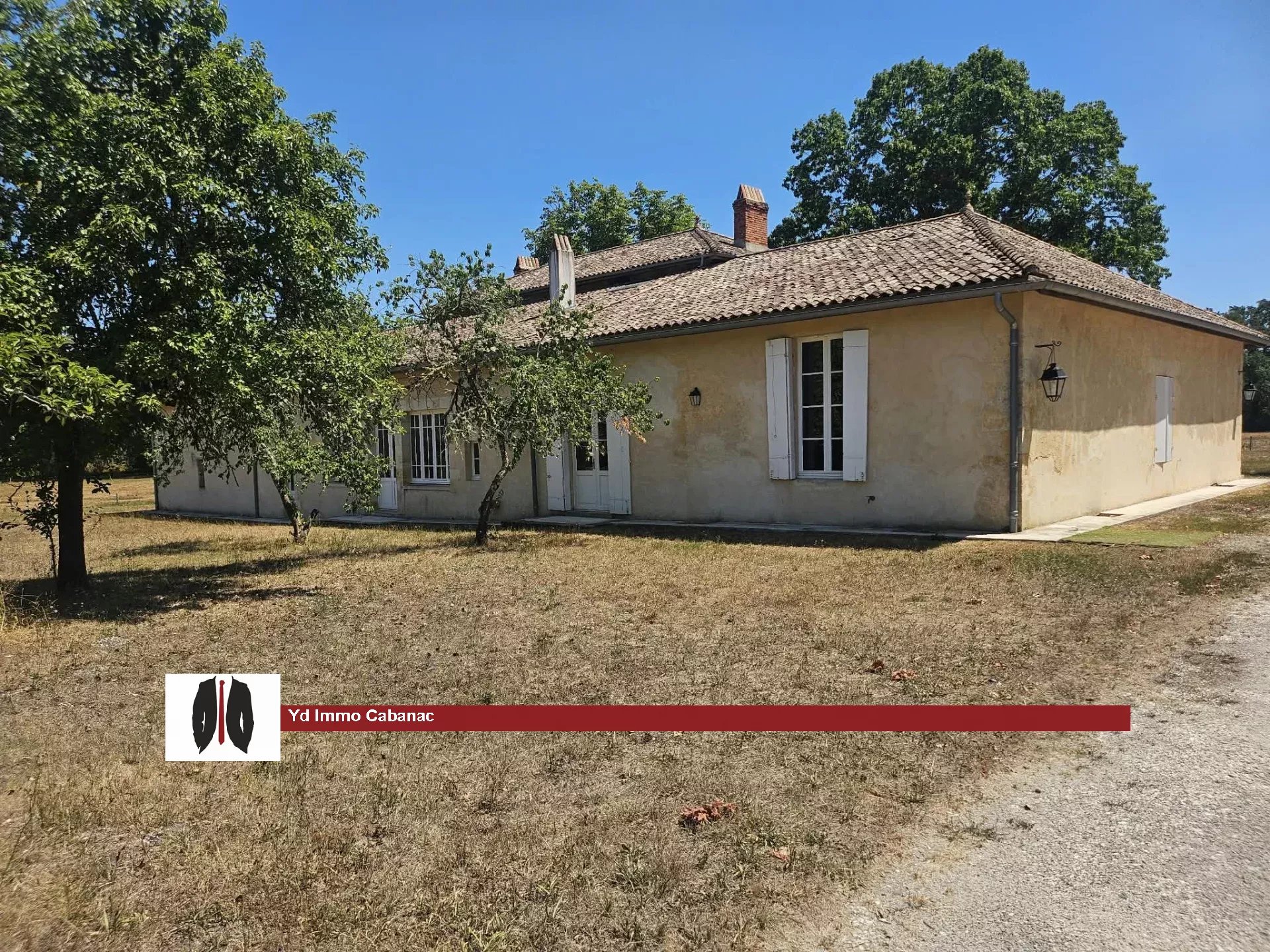 À LOUER – Propriété de caractère en pierre avec maison principale, maison de gardien et vaste terrain