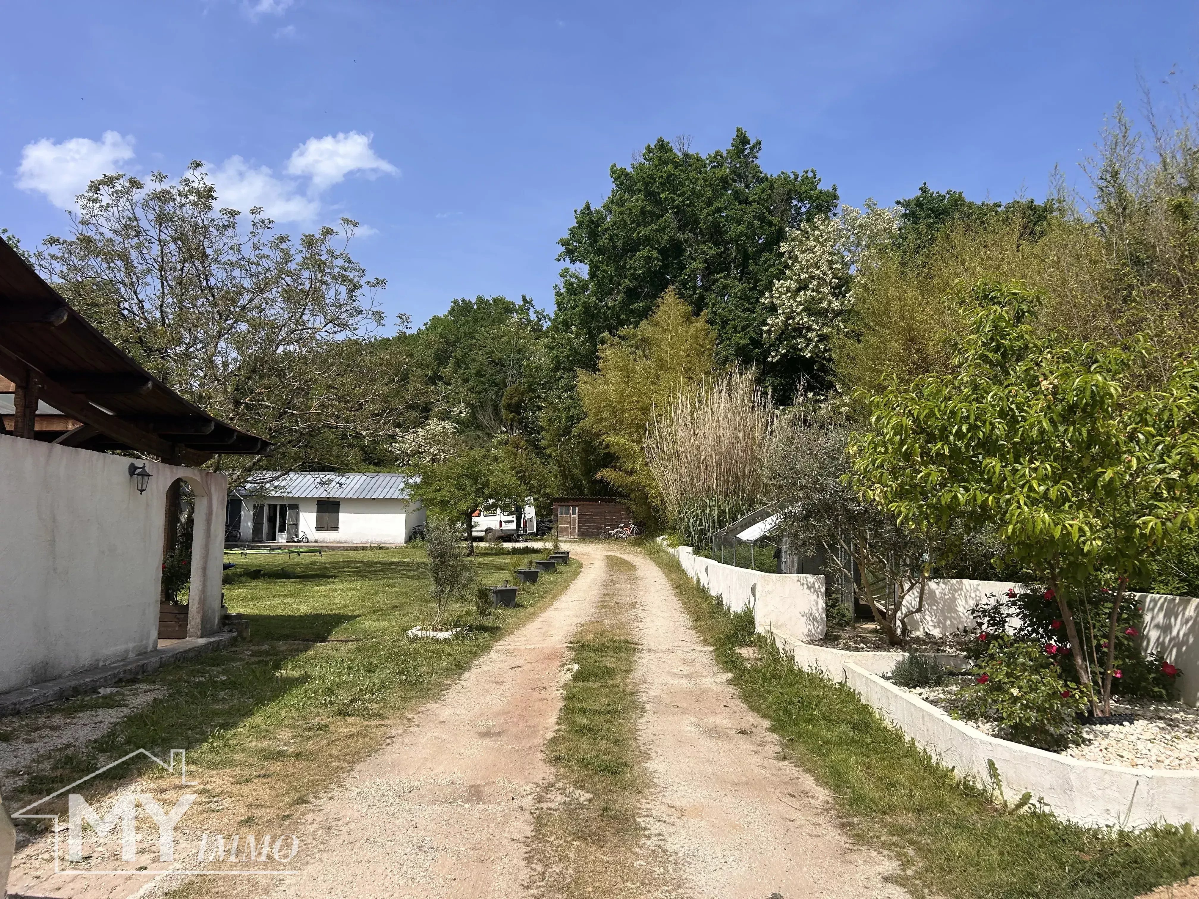 PRIGONRIEUX : Maison familiale avec piscine et grand terrain