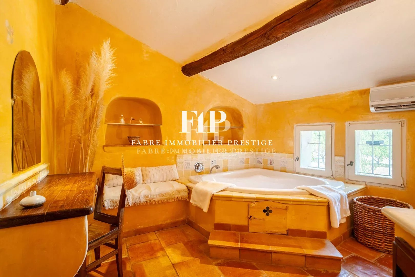 Mas/Magnanerie du XVIIIème siècle au coeur du Luberon - 490m2- Vues panoramiques proche Aix-en-Provence-Lourmarin et Avignon