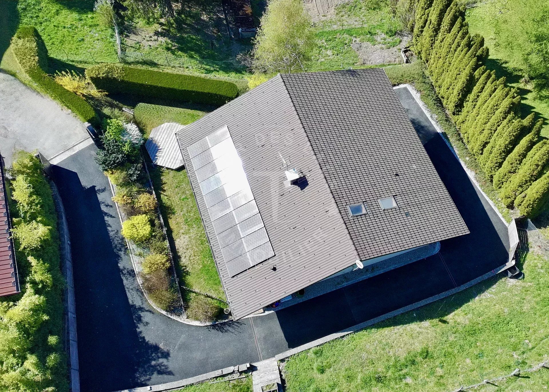 Chalet de 195 m2 habitables au calme, premières hauteurs de Thônes