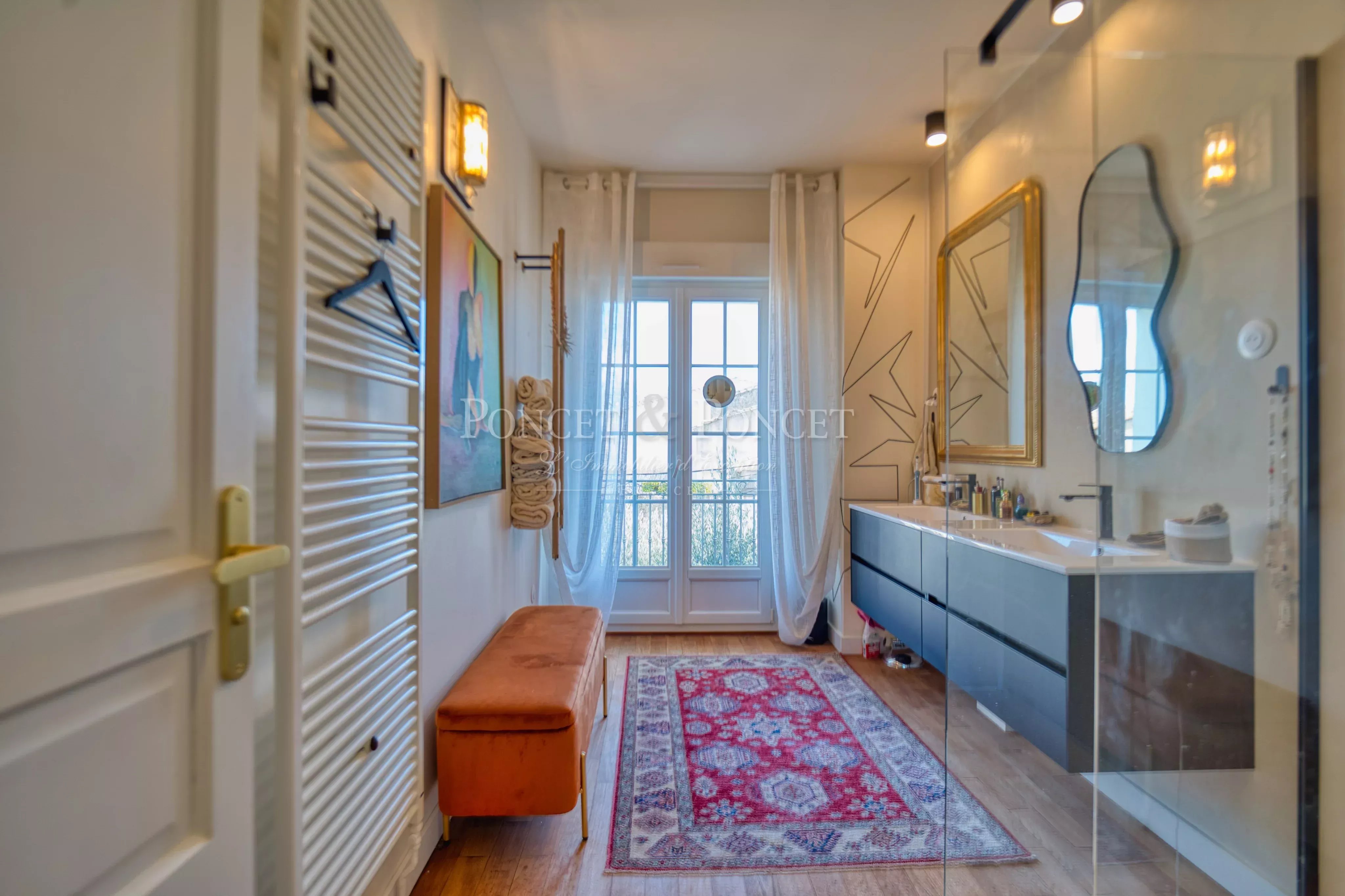 Maison en plein coeur du village avec vue dominante