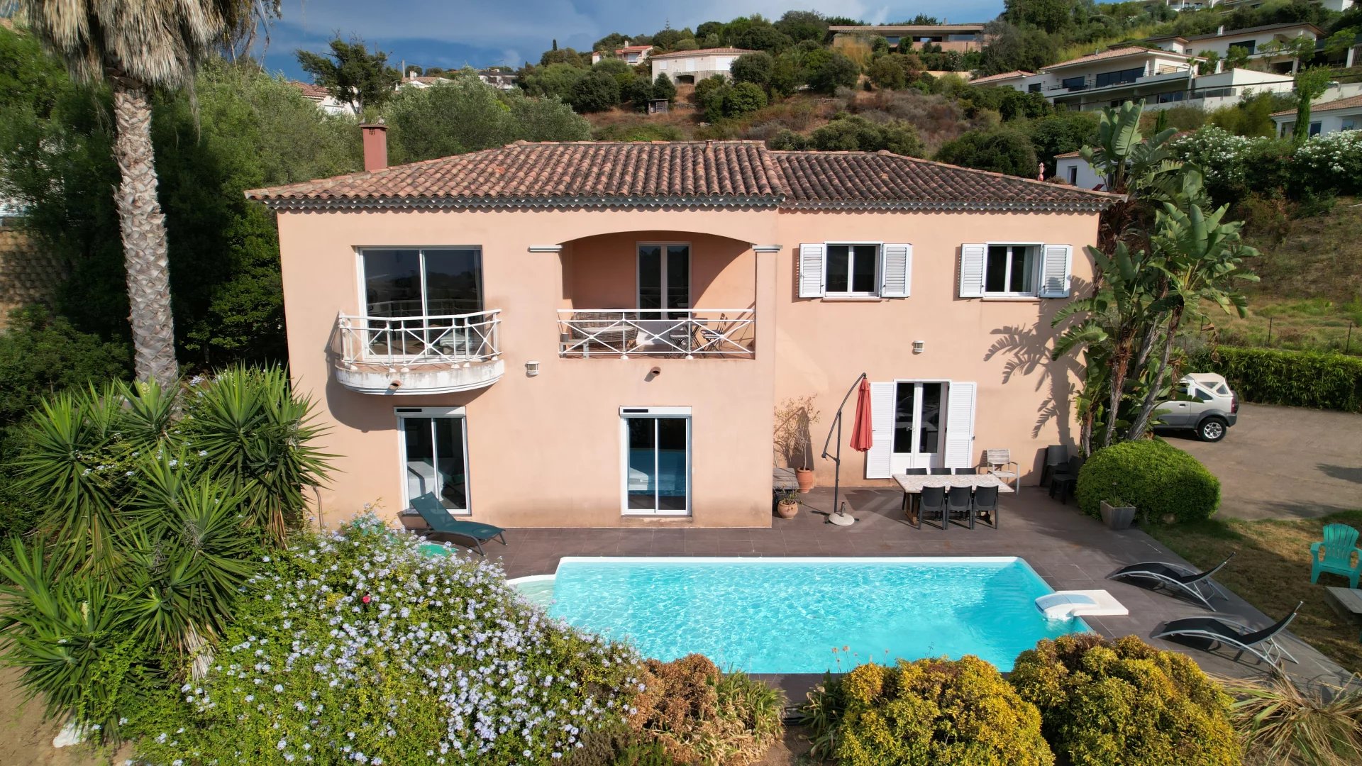 PORTICCIO – VILLA AVEC PISCINE ET VUE PANORAMIQUE SUR LE GOLFE D’AJACCIO