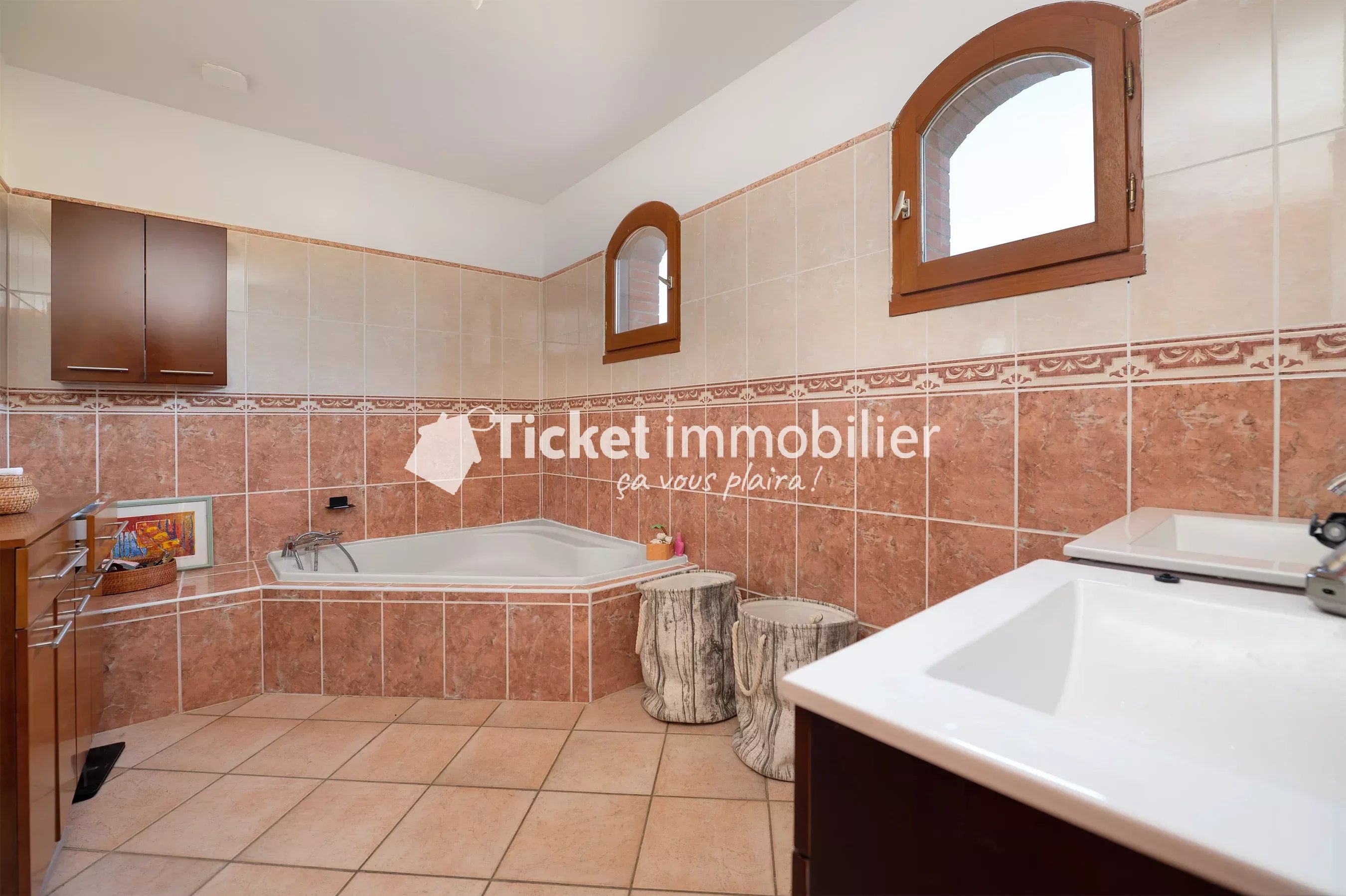 VILLA T6 215m2 TERRAIN 5558m2 CONSTRUCTIBLE, PISCINE AU SEL LINER NEUF, AQUATHERMIE 2 PUITS, 4KW PANNEAUX, DOUBLE VERANDA 72m2, CHAUFFAGE SOL, CAVE A VIN, VUE PYRENEES ETC ...