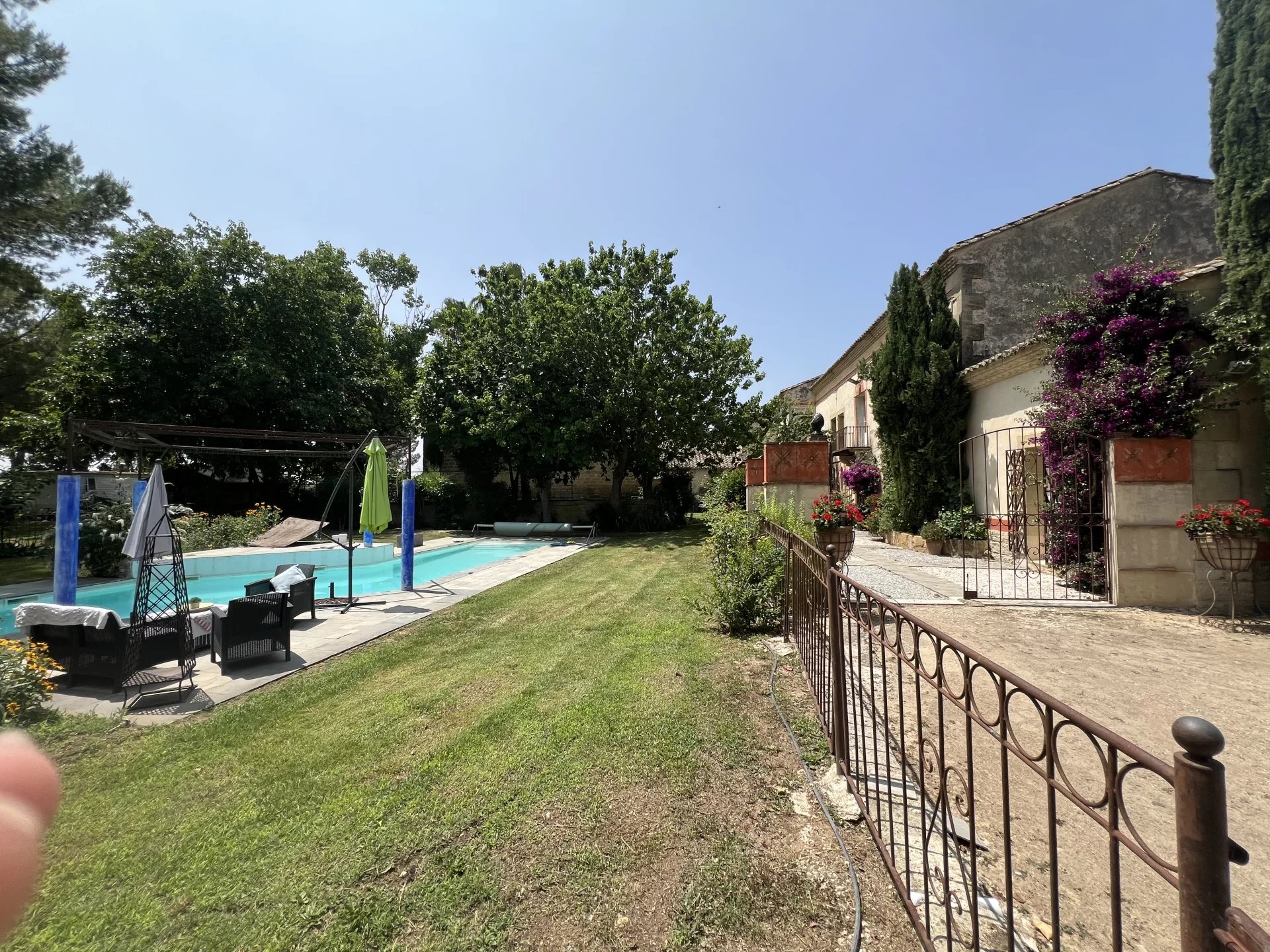Cailar, Mas 380m² plus 120m² de combles à aménager, 6chs sur parcelle 8000m² avec piscine