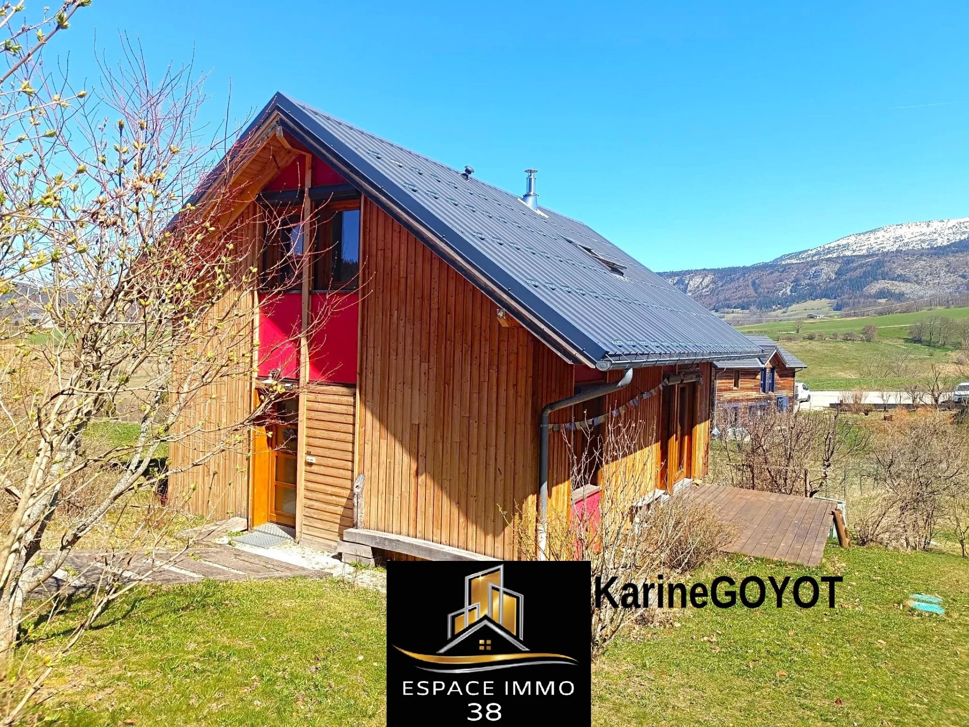Villard de Lans. Very beautiful 116m2 wooden frame house, with magnificent views of the mountains! Garden and 2 garages.