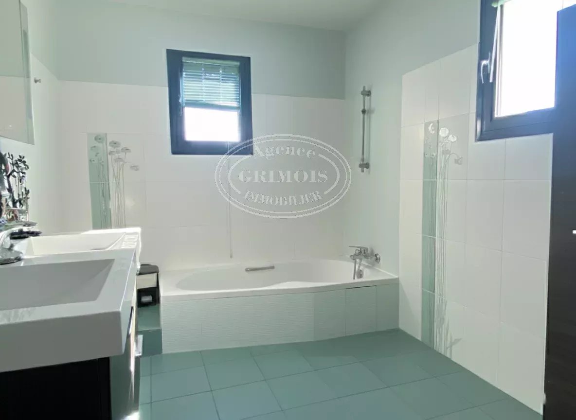 VILLA 7 PIECES 253M² AVEC PISCINE - CASTELGINEST 31780