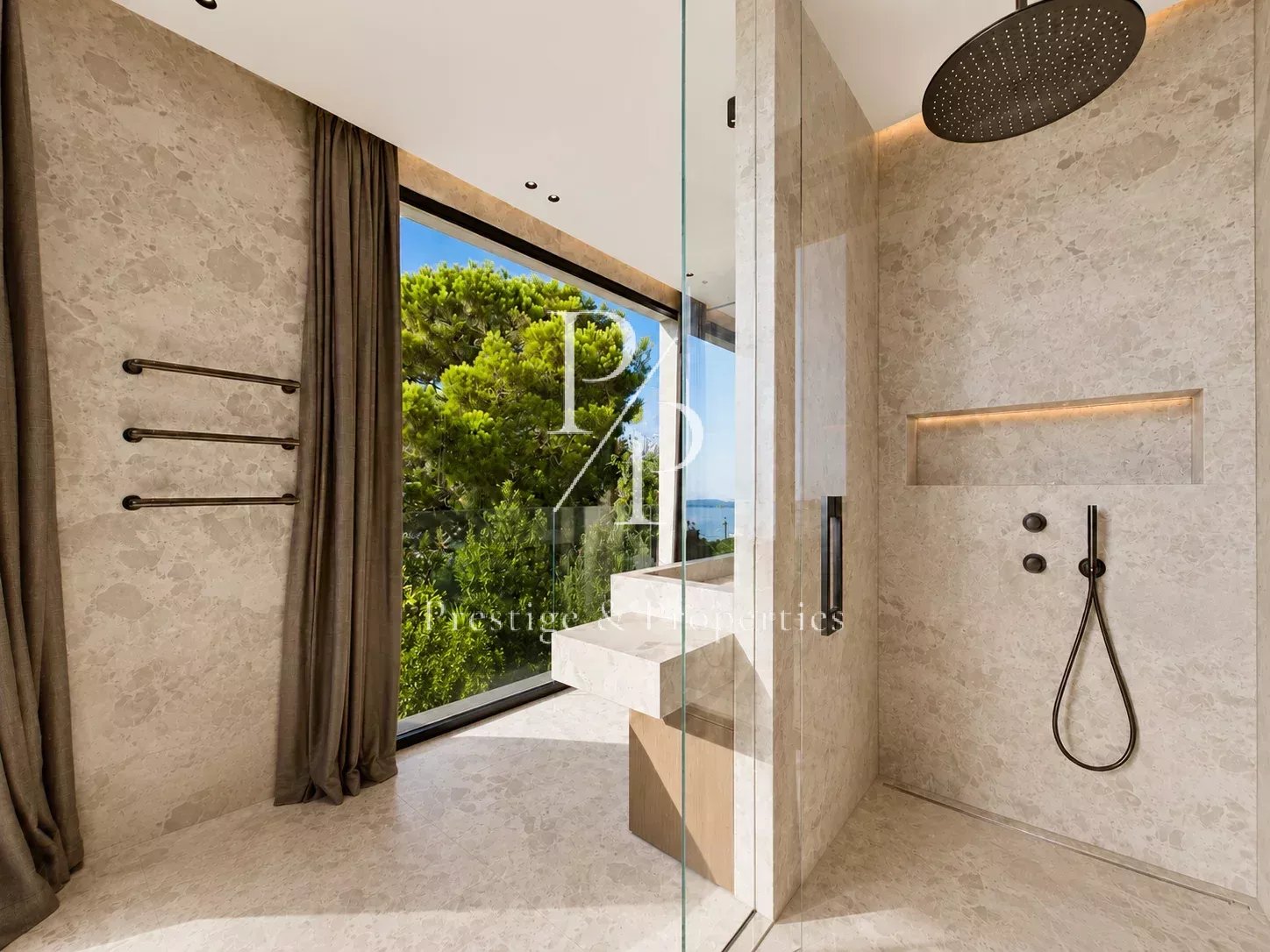 A vendre - Villa Neuve - 525m2 - Garage 10 voitures - Annexe - Vue mer panoramique - Super Cannes