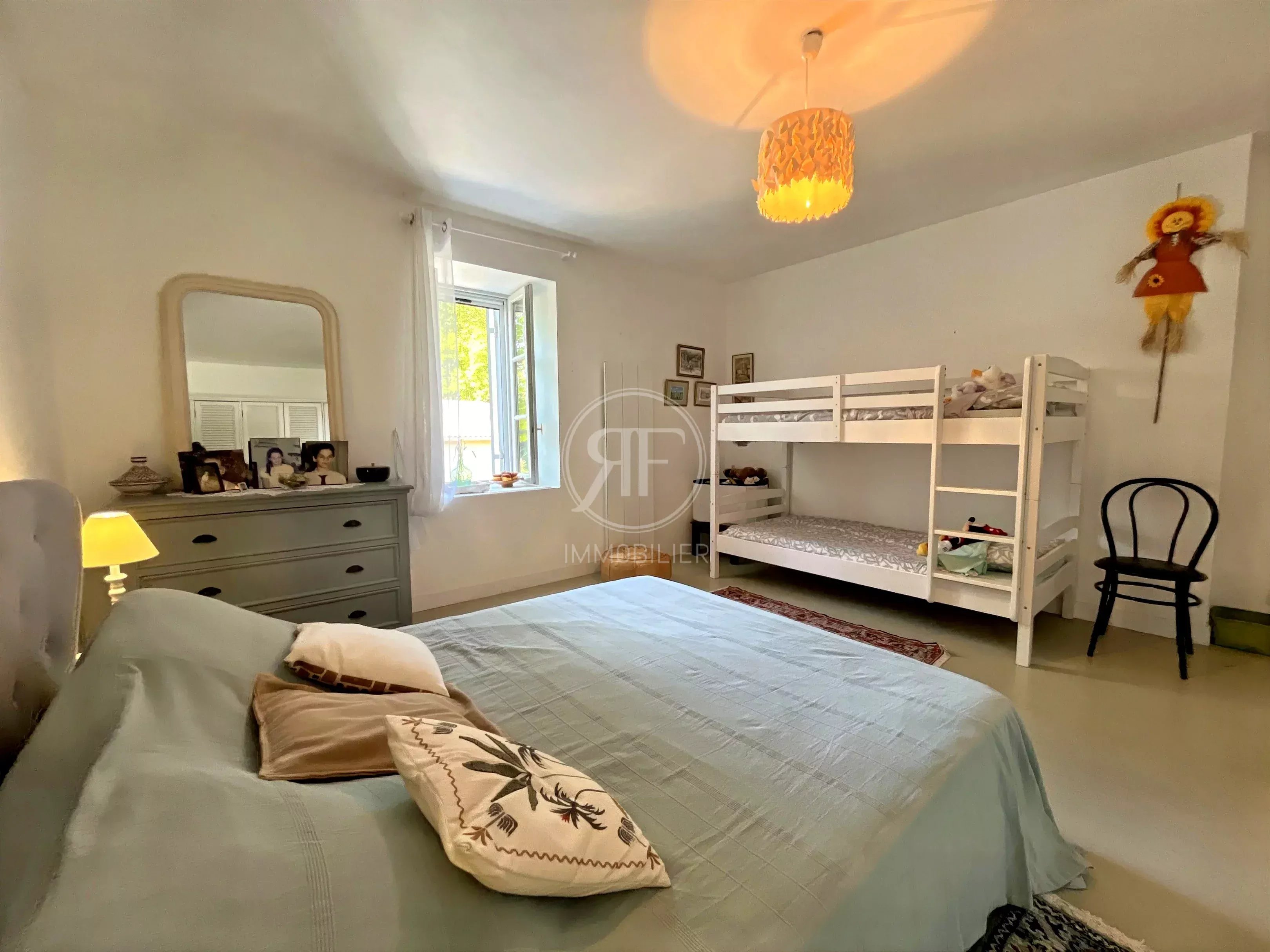 Maison familiale + dépendances avec jardin et piscine