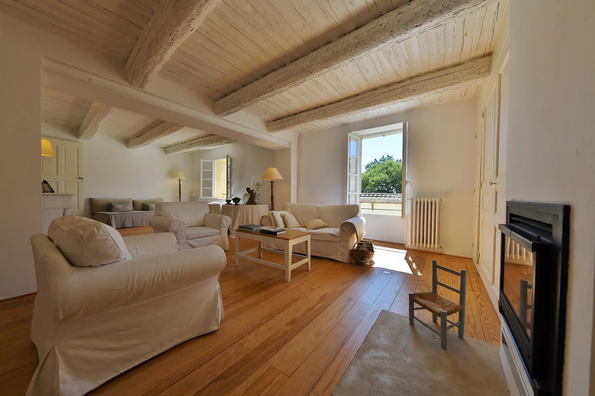 Maison de village avec jardin, bassin de nage et dépendance...