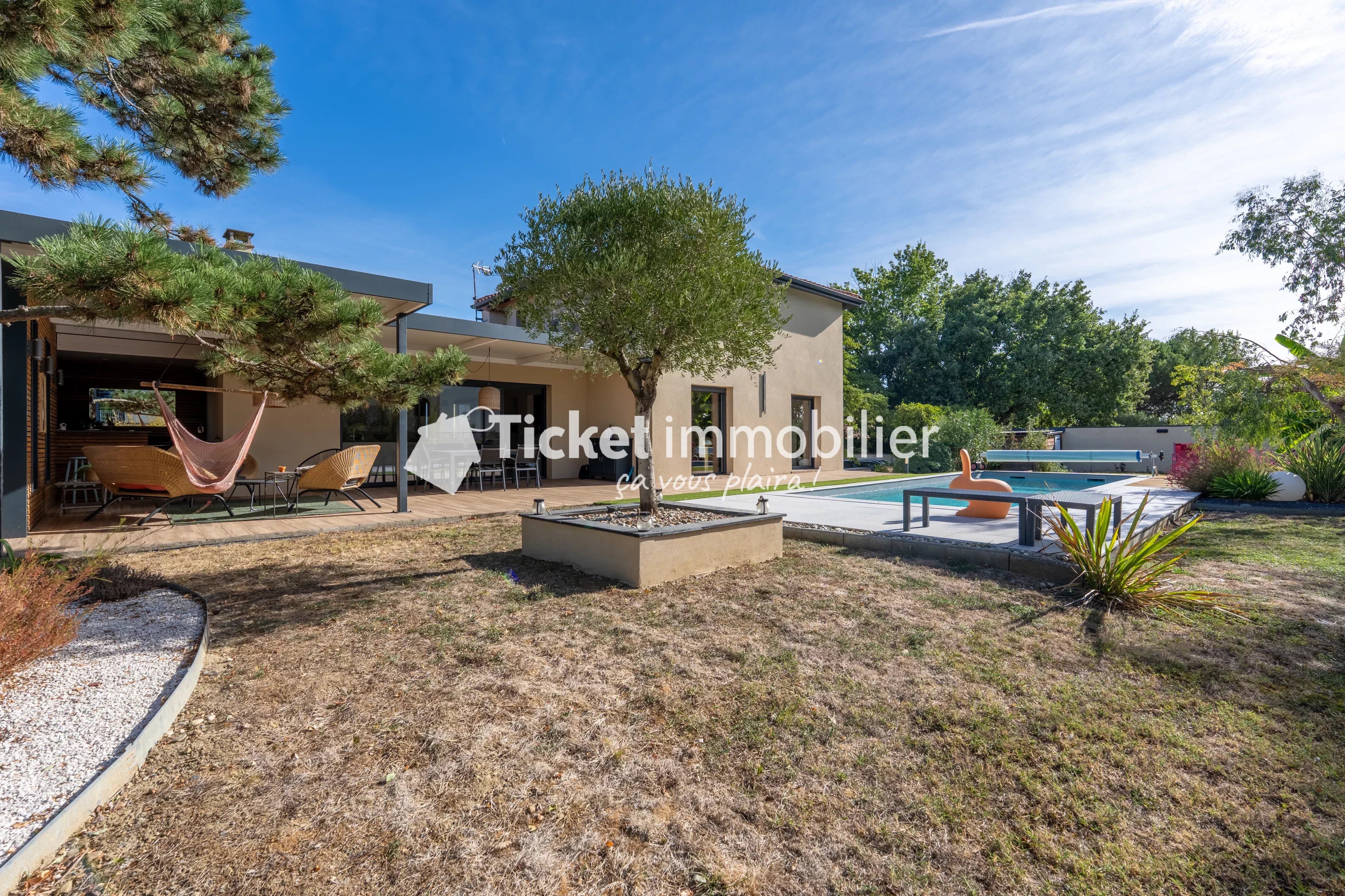 Villa 7 pièces de 304,16m2 avec piscine, carport hors couloir aérien