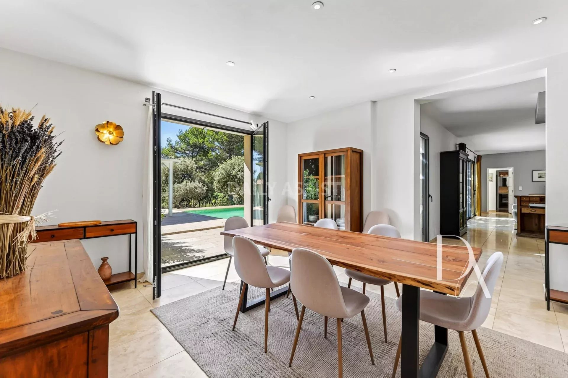 Villa contemporaine avec piscine à Saint-Marc-Jaumegarde – 214 m² au cœur d’un parc de 4 000 m²