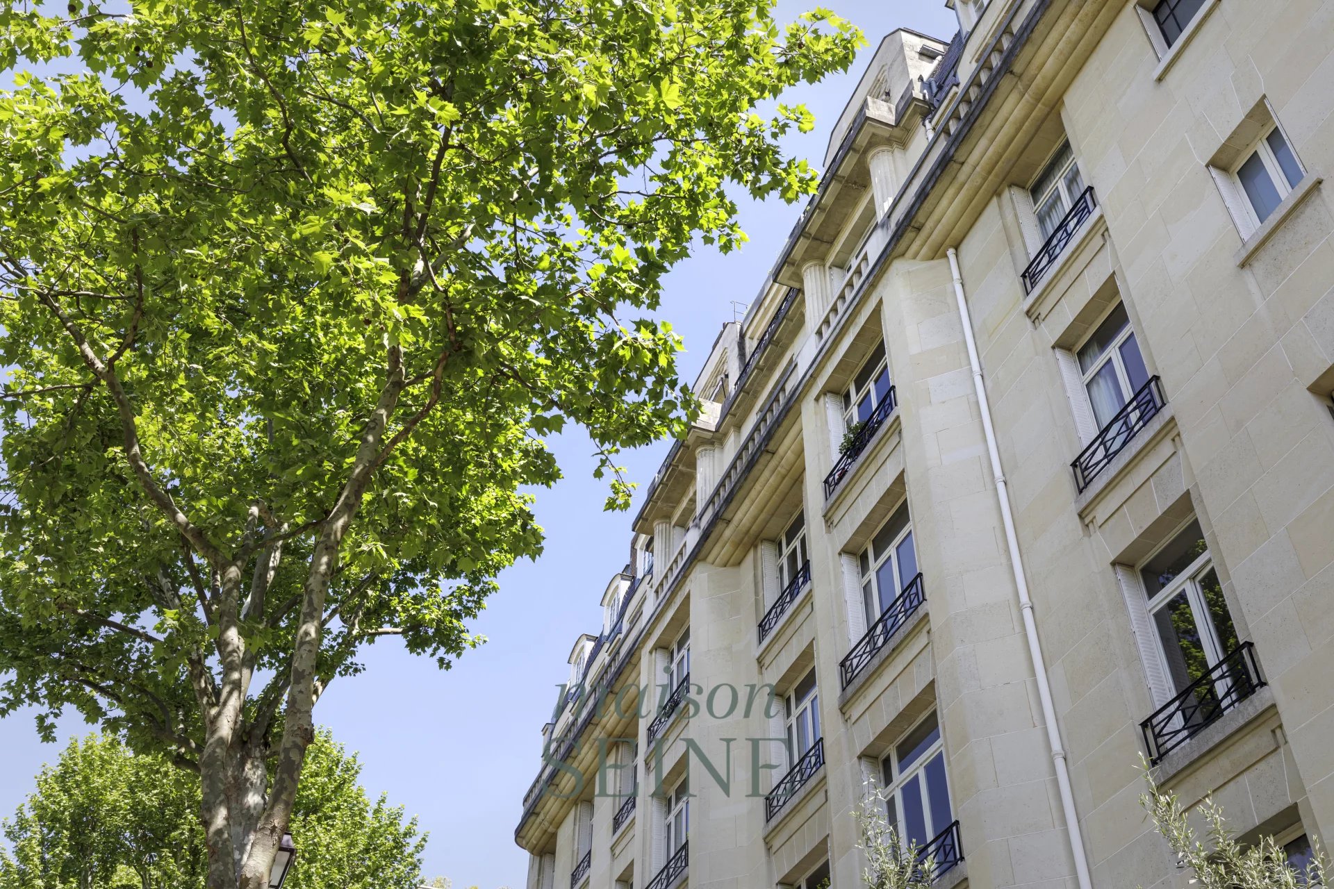 Exclusivité - Neuilly Full Pasteur - Ecole Bleue - Appartement étage élevé dans immeuble de grand standing - 2 chambres