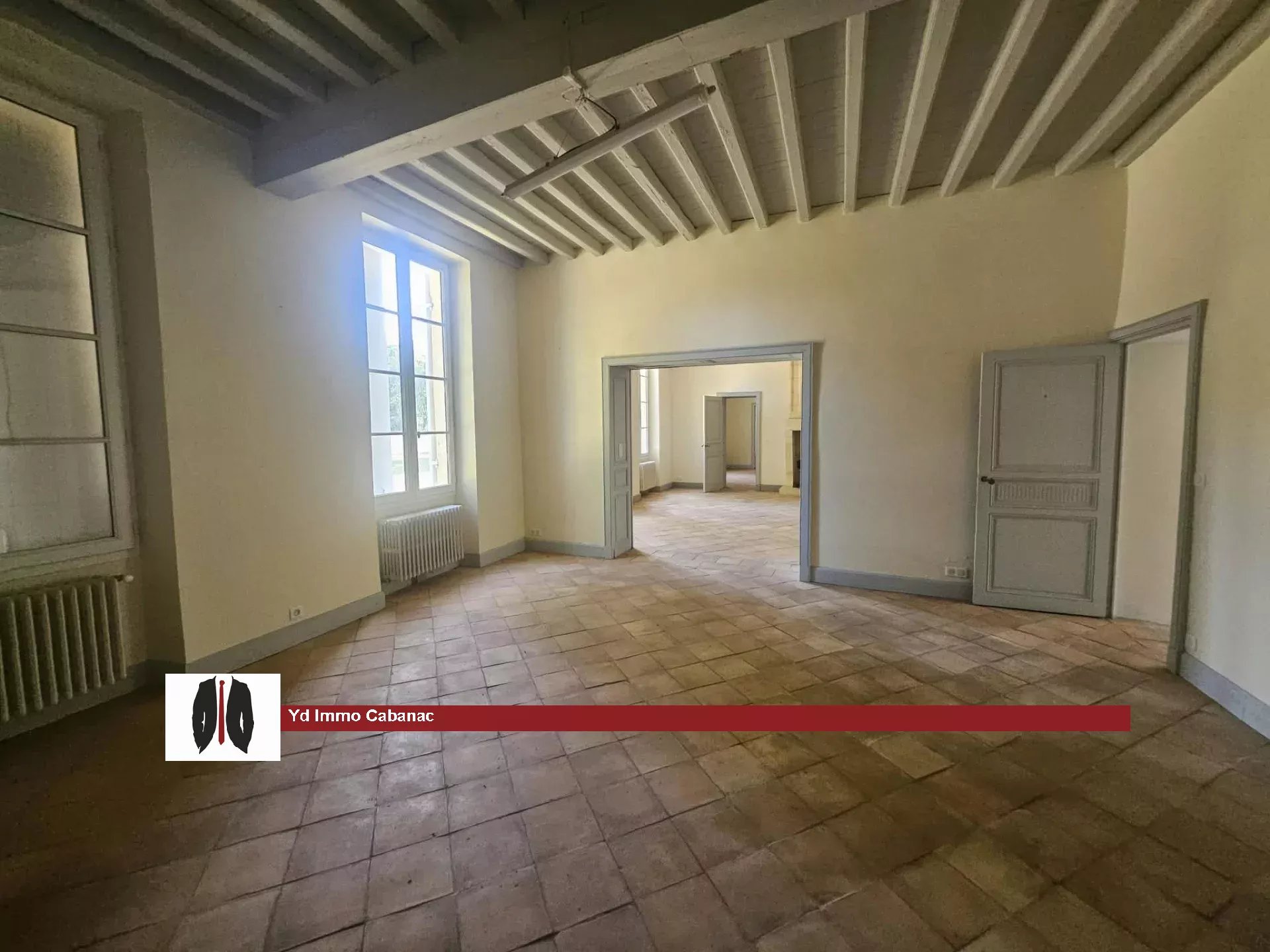 À LOUER – Propriété de caractère en pierre avec maison principale, maison de gardien et vaste terrain