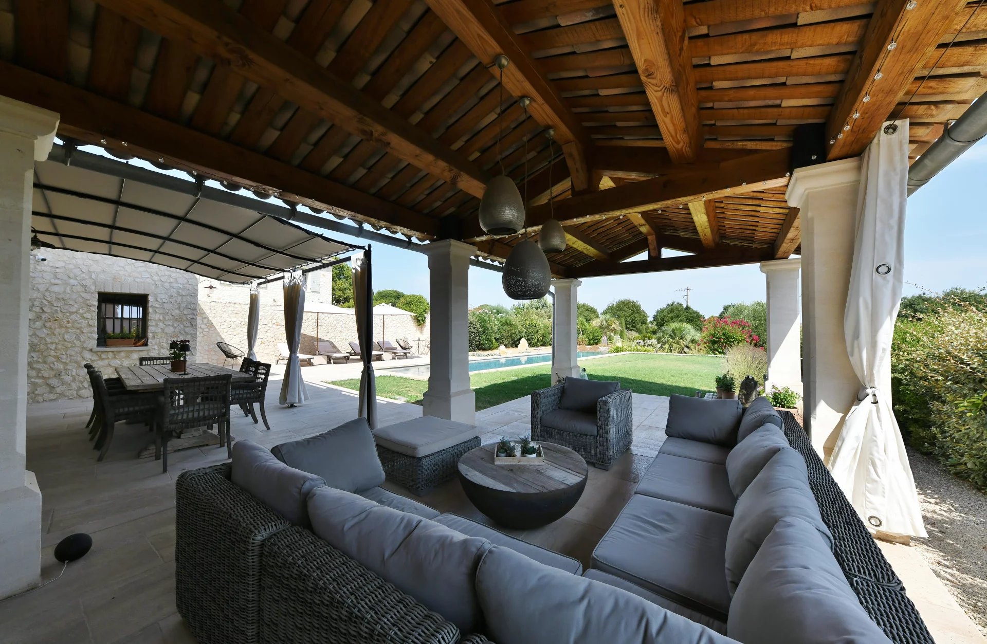 Bastide contemporaine de 160 m² avec couloir de nage