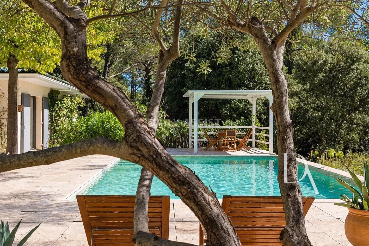 Villa contemporaine avec piscine à Saint-Marc-Jaumegarde – 214 m² au cœur d’un parc de 4 000 m²