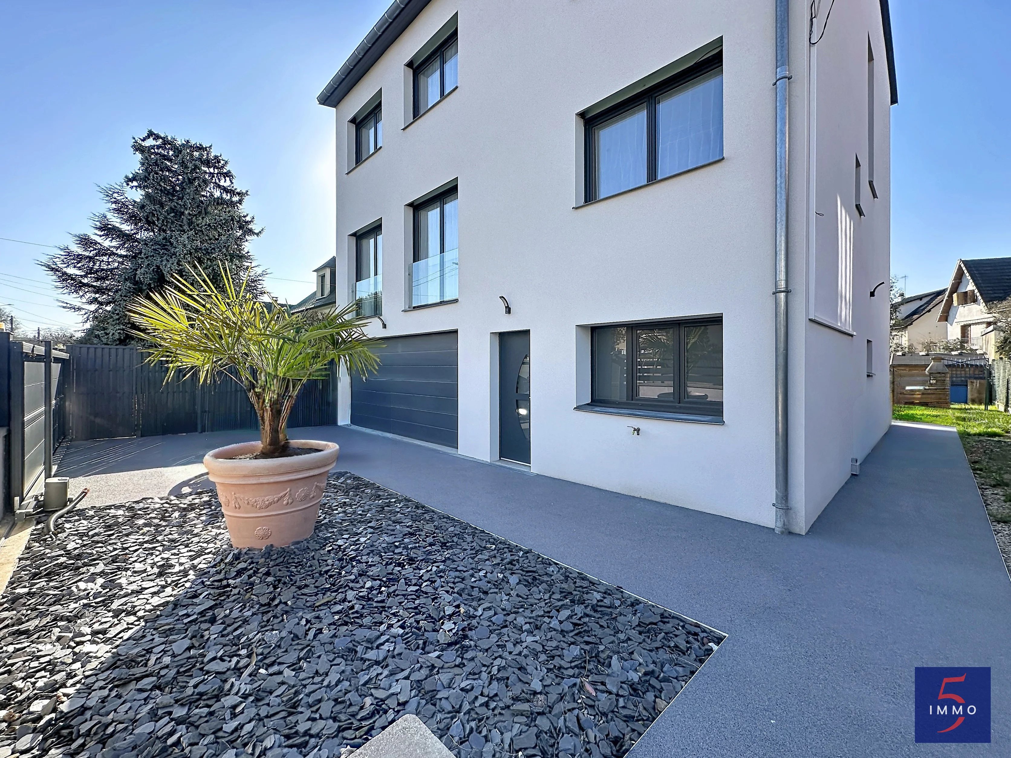 Maison d’architecte 2025 – 5 chambres – Volumes et prestations de qualité