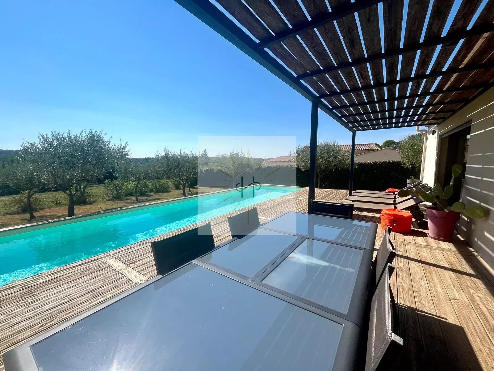 Villa contemporaine de plain-pied avec vue dégagée et piscine