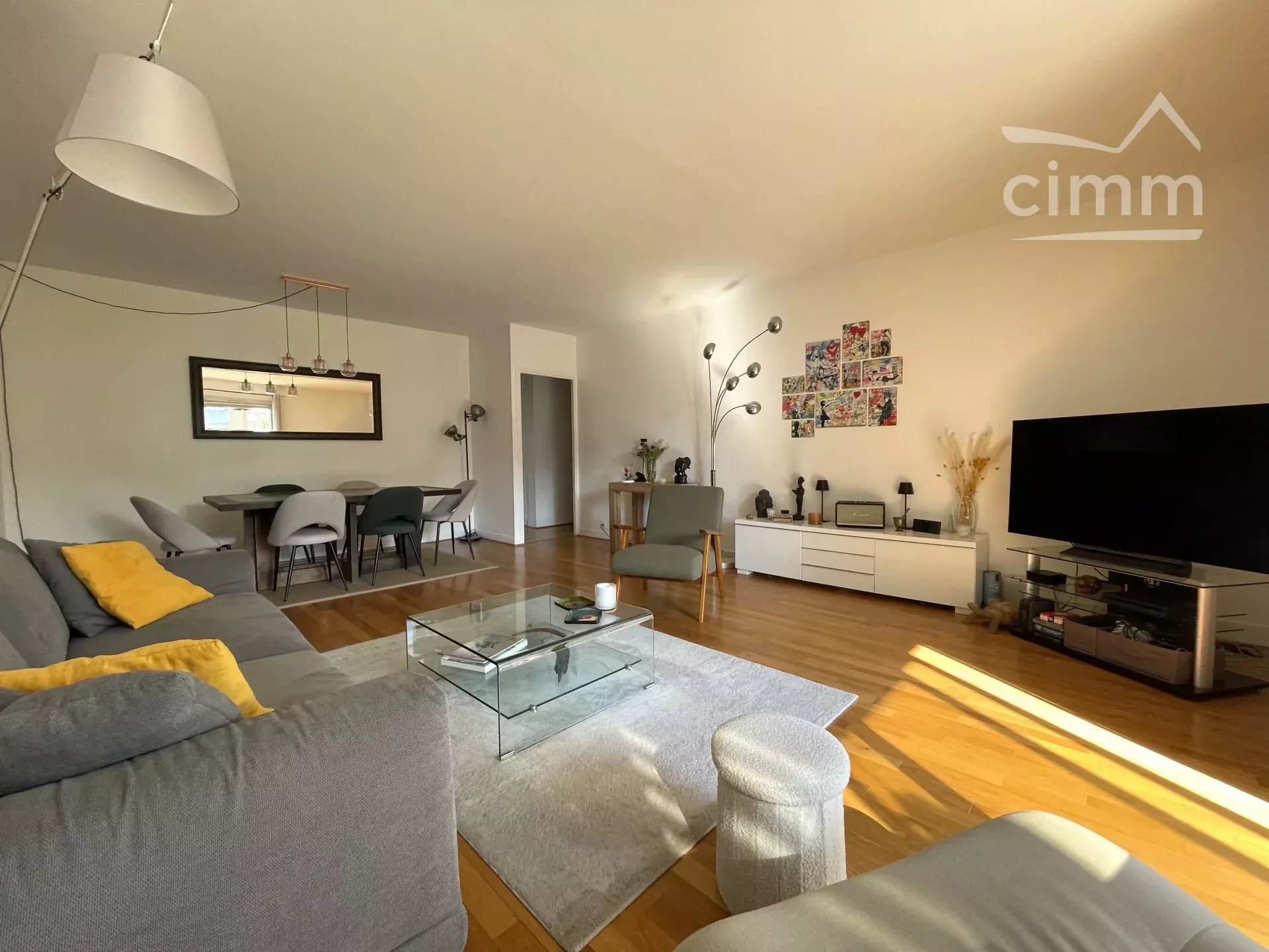 Verdure et beaux volumes pour ce T4 avec loggia, caves et parkings