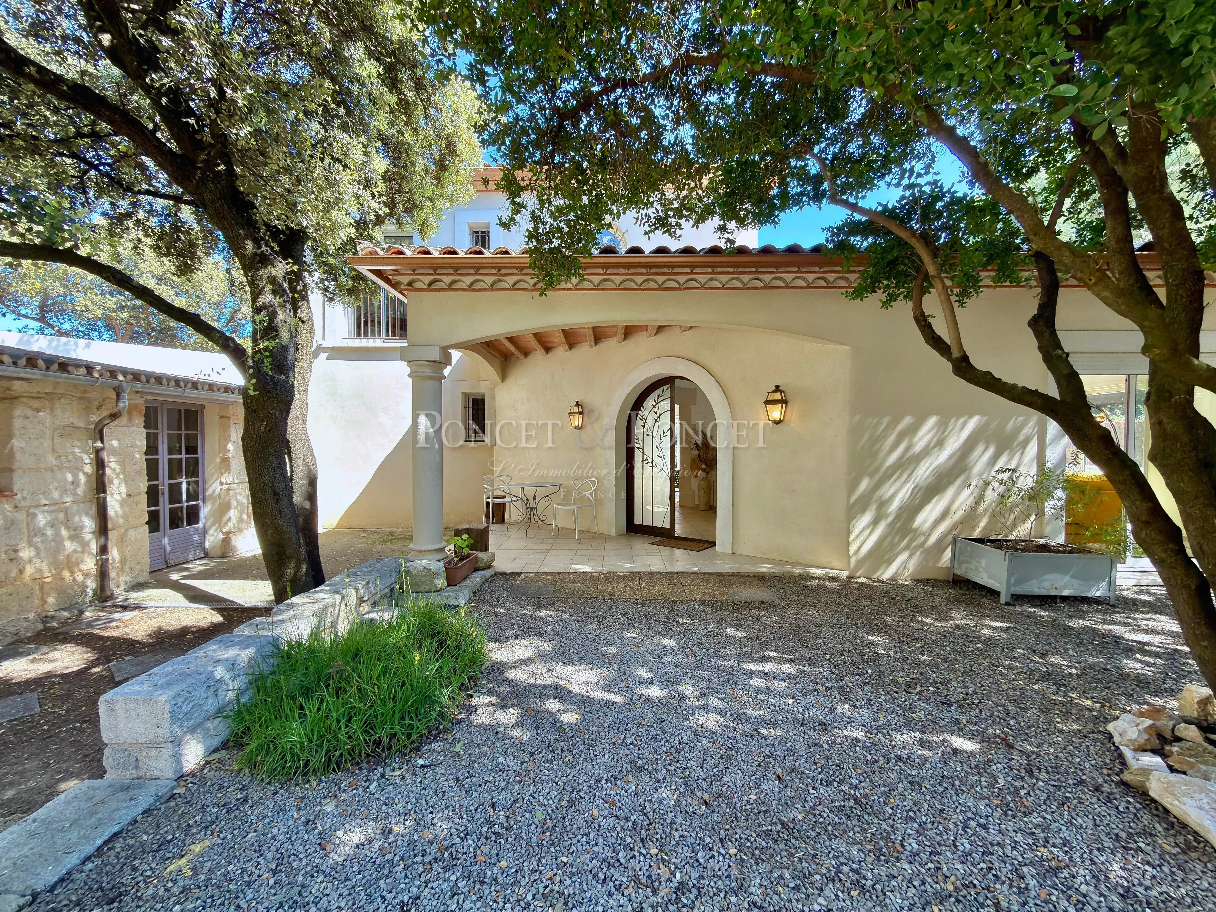 Villa récente rénovée avec élégance.